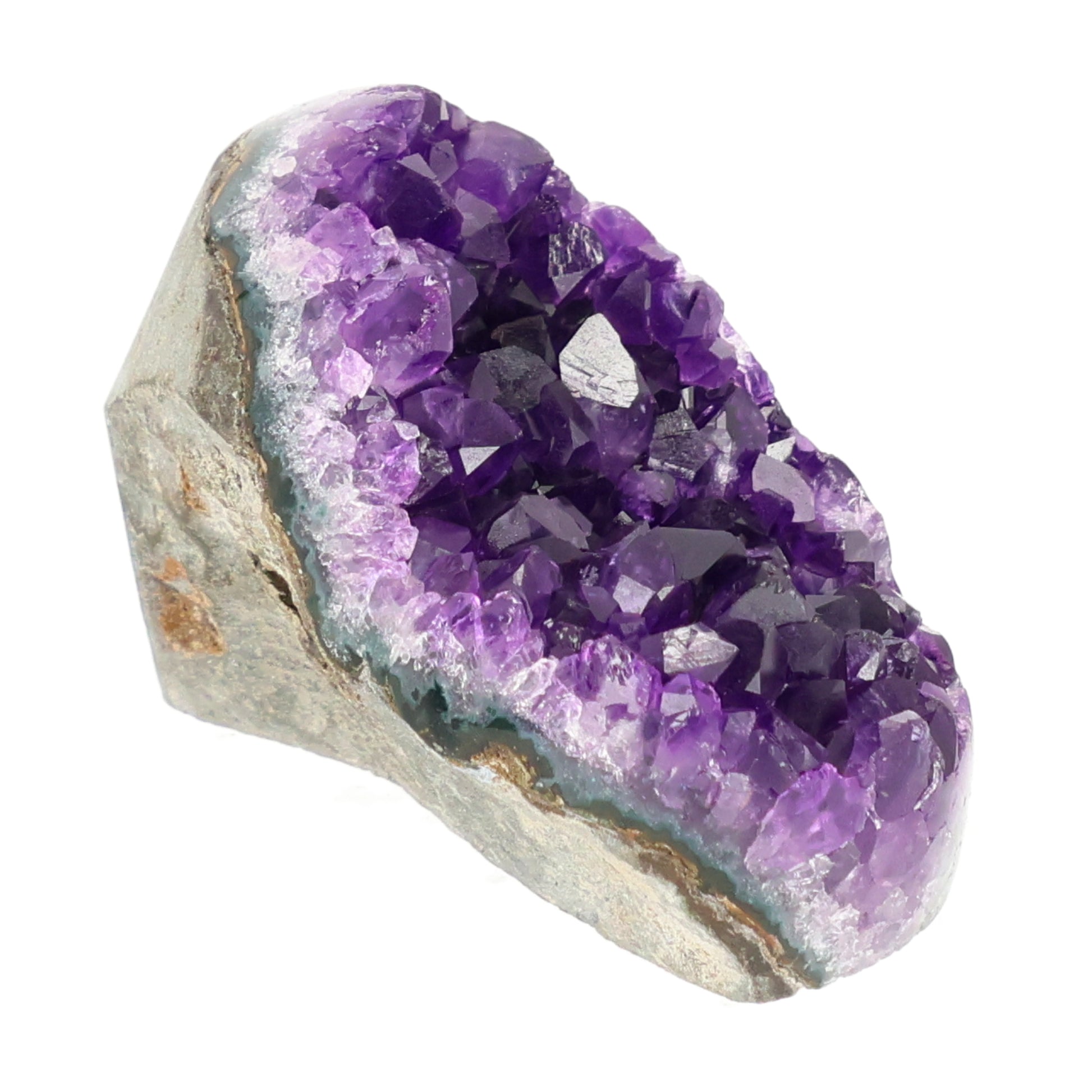 Mehrere hochwertige Amethyst Mini Cut Bases aus Uruguay mit dicht gewachsenen, tiefvioletten Kristallen auf einer Präsentationsfläche.