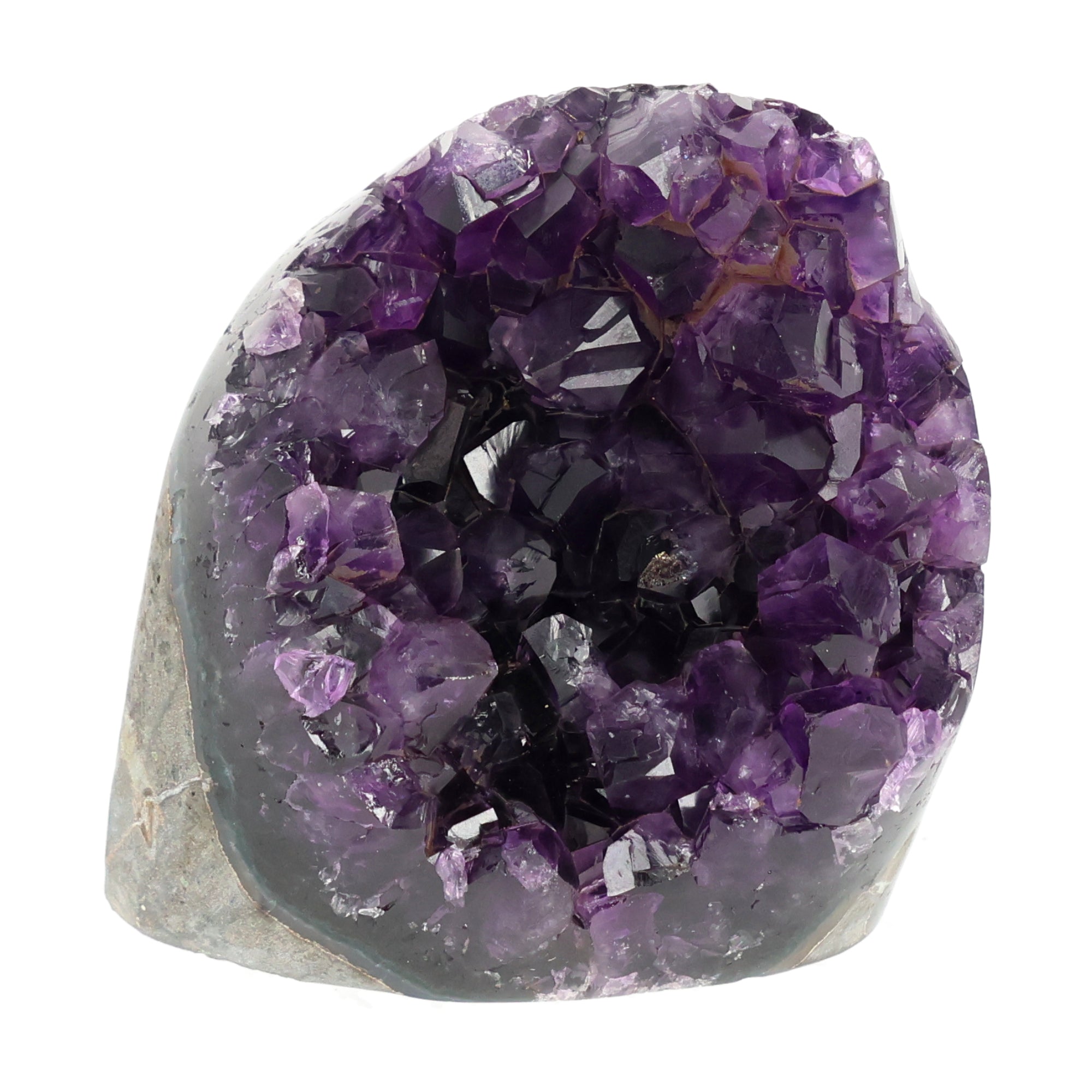 Mehrere hochwertige Amethyst Mini Cut Bases aus Uruguay mit dicht gewachsenen, tiefvioletten Kristallen auf einer Präsentationsfläche.