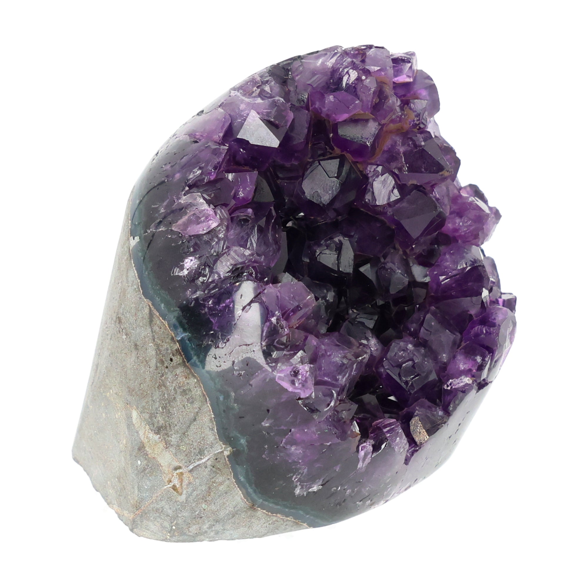 Mehrere hochwertige Amethyst Mini Cut Bases aus Uruguay mit dicht gewachsenen, tiefvioletten Kristallen auf einer Präsentationsfläche.
