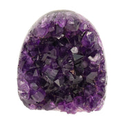 Mehrere hochwertige Amethyst Mini Cut Bases aus Uruguay mit dicht gewachsenen, tiefvioletten Kristallen auf einer Präsentationsfläche.