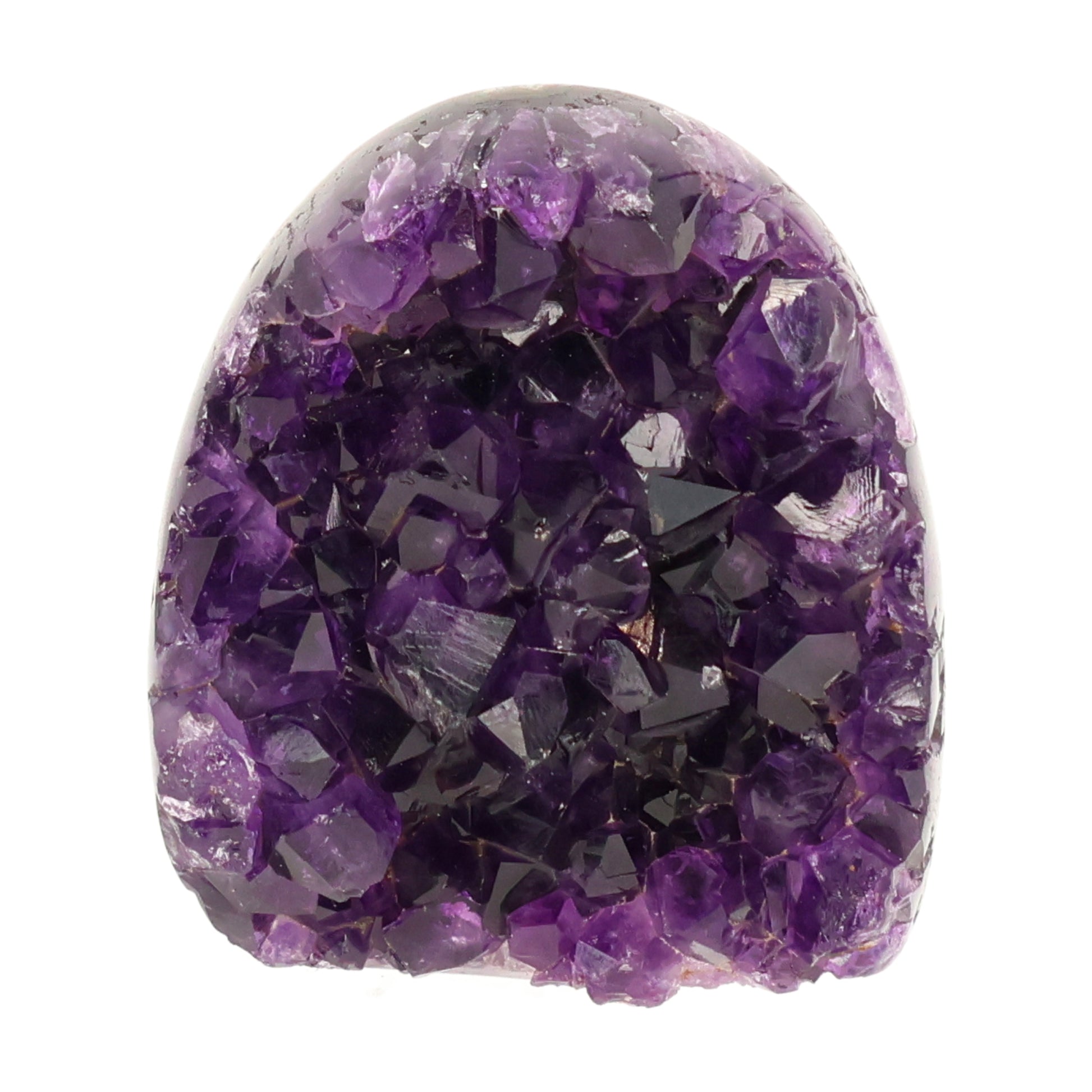 Mehrere hochwertige Amethyst Mini Cut Bases aus Uruguay mit dicht gewachsenen, tiefvioletten Kristallen auf einer Präsentationsfläche.