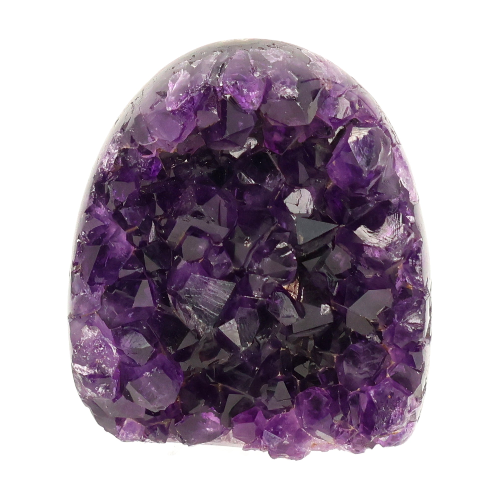Mehrere hochwertige Amethyst Mini Cut Bases aus Uruguay mit dicht gewachsenen, tiefvioletten Kristallen auf einer Präsentationsfläche.