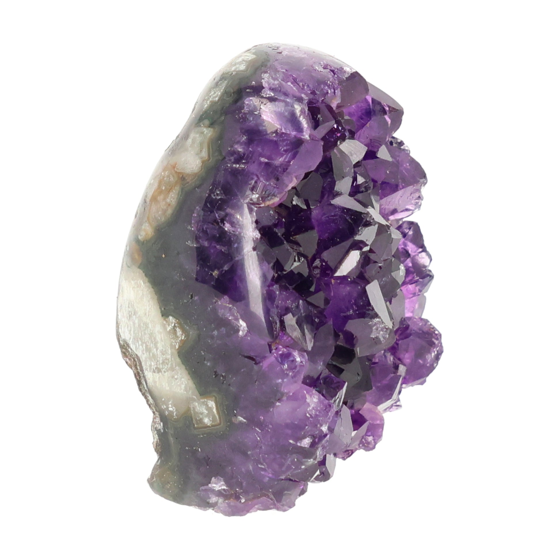 Mehrere hochwertige Amethyst Mini Cut Bases aus Uruguay mit dicht gewachsenen, tiefvioletten Kristallen auf einer Präsentationsfläche.
