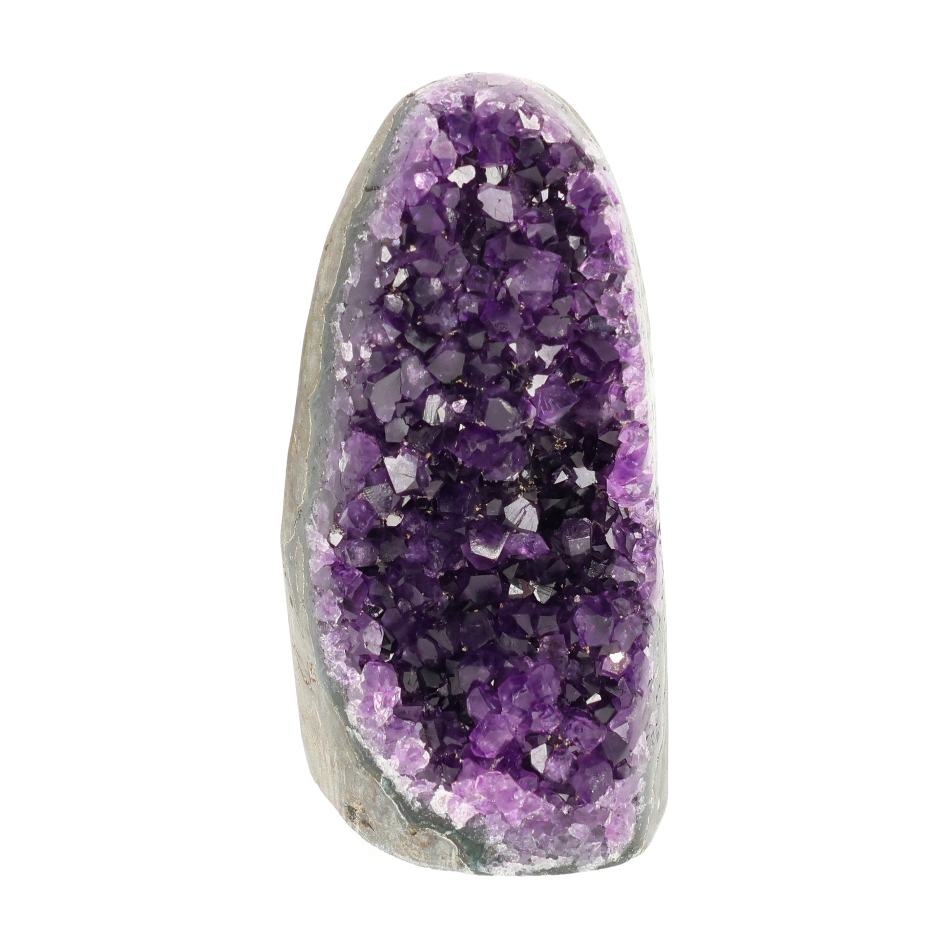 Mehrere hochwertige Amethyst Mini Cut Bases aus Uruguay mit dicht gewachsenen, tiefvioletten Kristallen auf einer Präsentationsfläche.