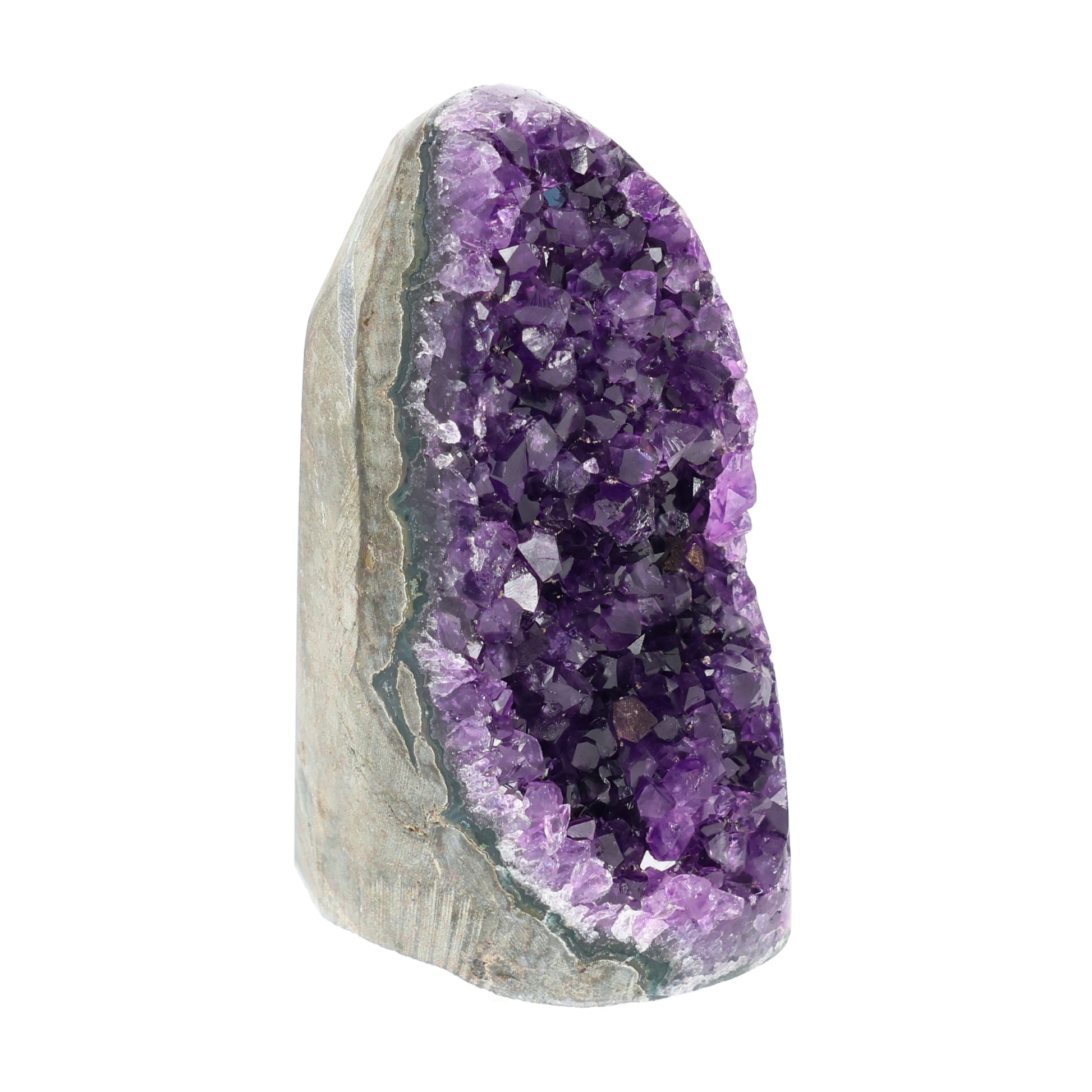 Mehrere hochwertige Amethyst Mini Cut Bases aus Uruguay mit dicht gewachsenen, tiefvioletten Kristallen auf einer Präsentationsfläche.