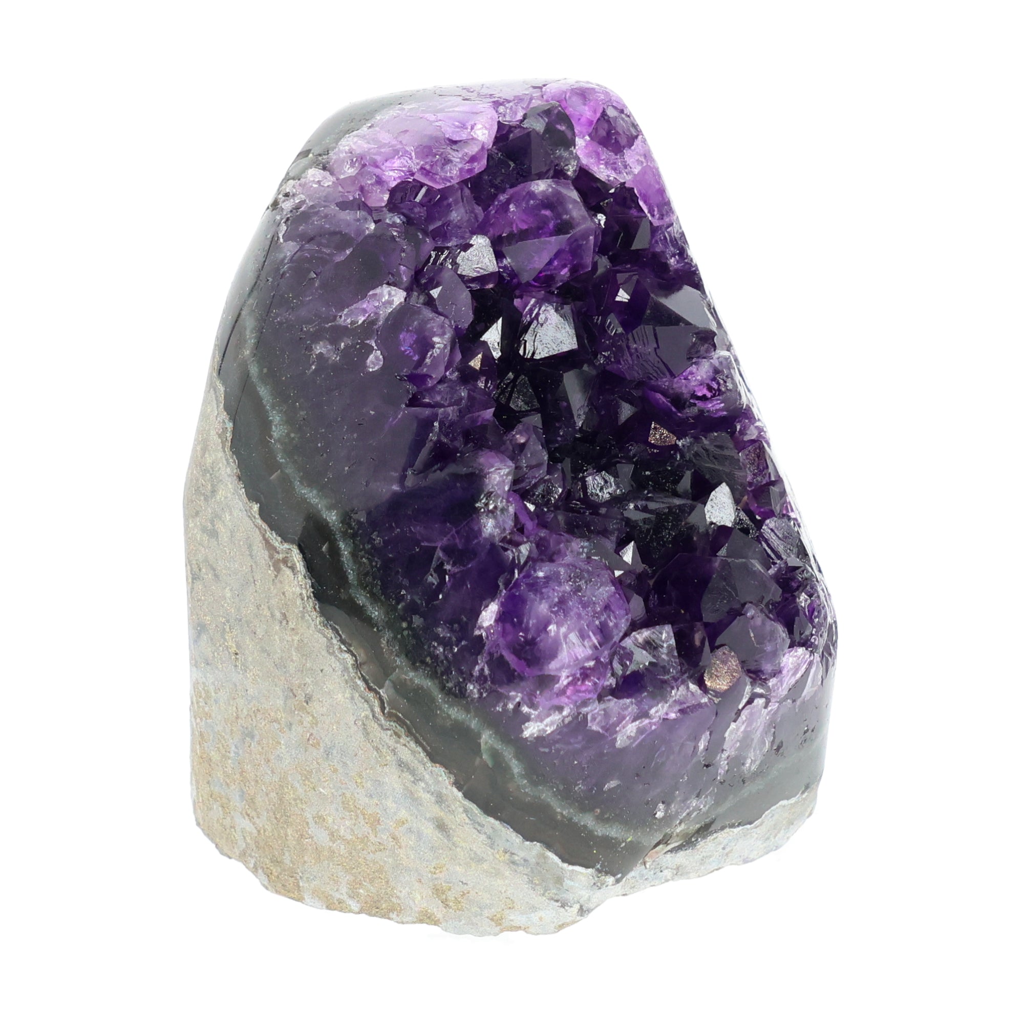 Mehrere hochwertige Amethyst Mini Cut Bases aus Uruguay mit dicht gewachsenen, tiefvioletten Kristallen auf einer Präsentationsfläche.