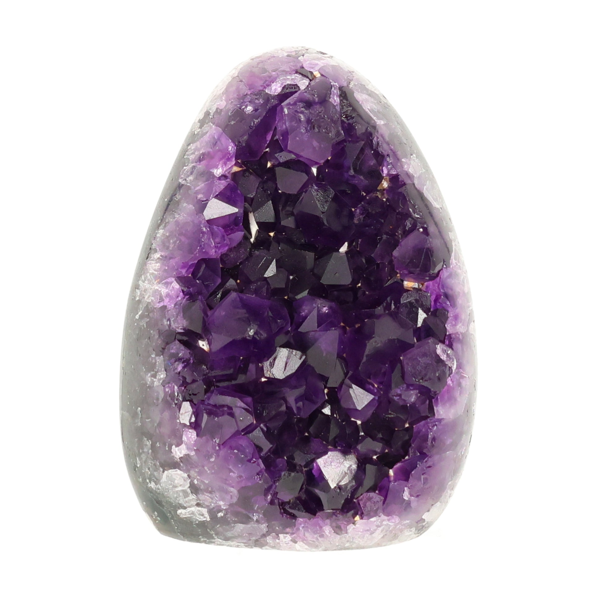 Mehrere hochwertige Amethyst Mini Cut Bases aus Uruguay mit dicht gewachsenen, tiefvioletten Kristallen auf einer Präsentationsfläche.