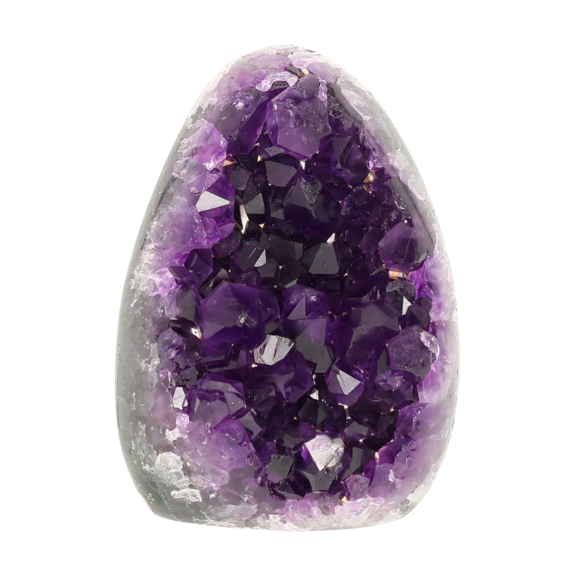 Mehrere hochwertige Amethyst Mini Cut Bases aus Uruguay mit dicht gewachsenen, tiefvioletten Kristallen auf einer Präsentationsfläche.