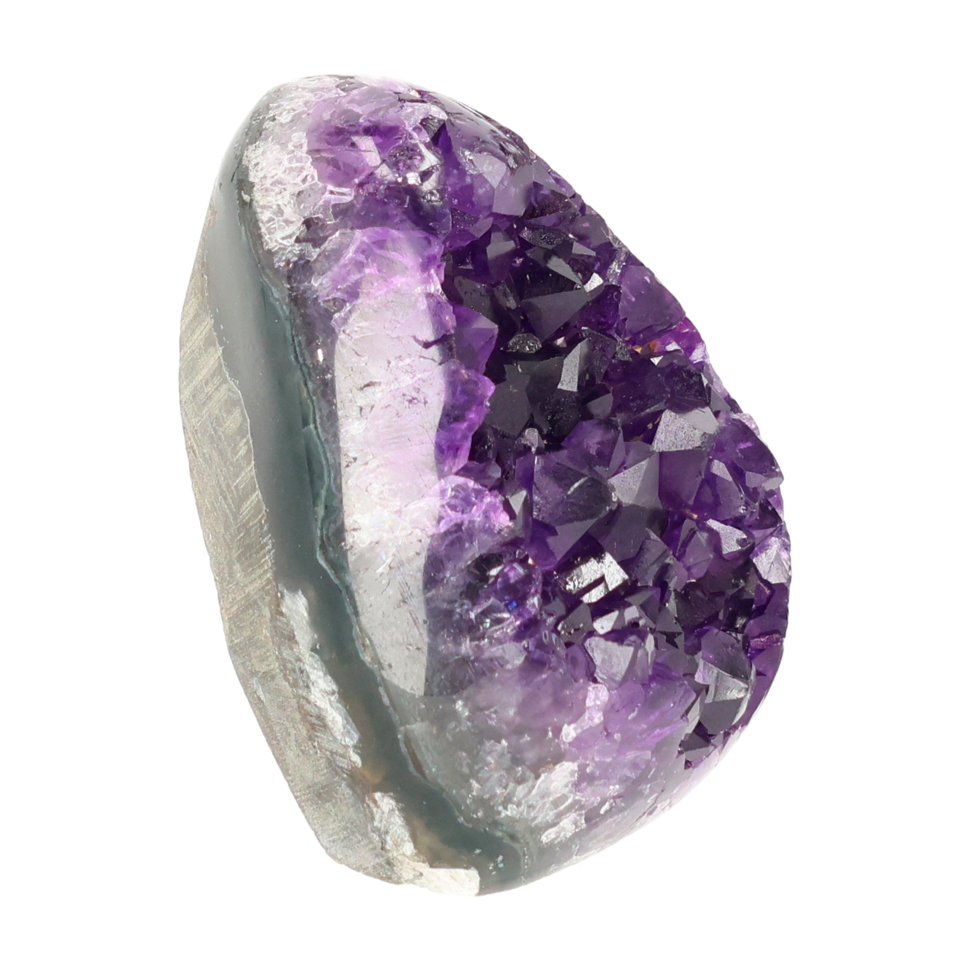 Mehrere hochwertige Amethyst Mini Cut Bases aus Uruguay mit dicht gewachsenen, tiefvioletten Kristallen auf einer Präsentationsfläche.