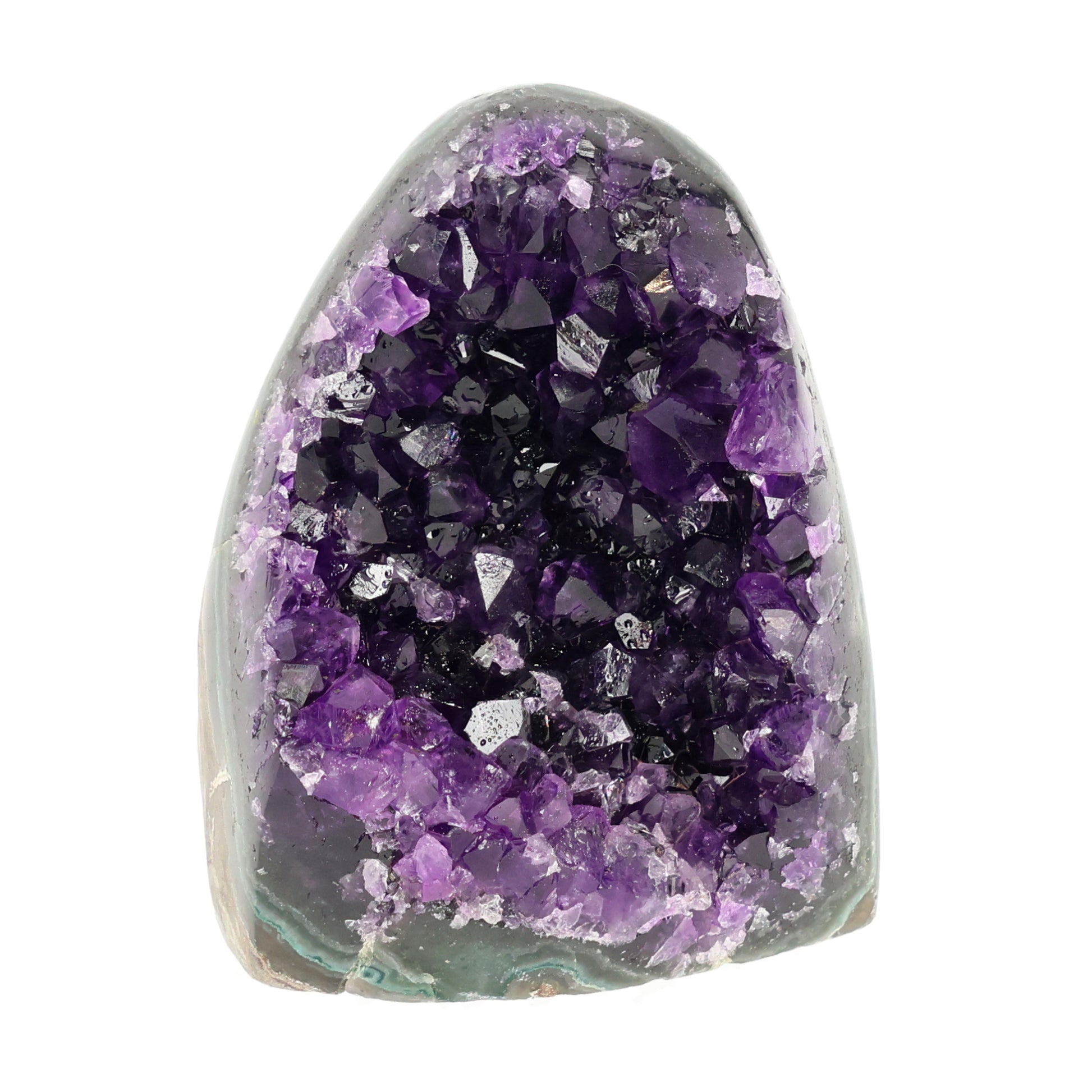 Mehrere hochwertige Amethyst Mini Cut Bases aus Uruguay mit dicht gewachsenen, tiefvioletten Kristallen auf einer Präsentationsfläche.