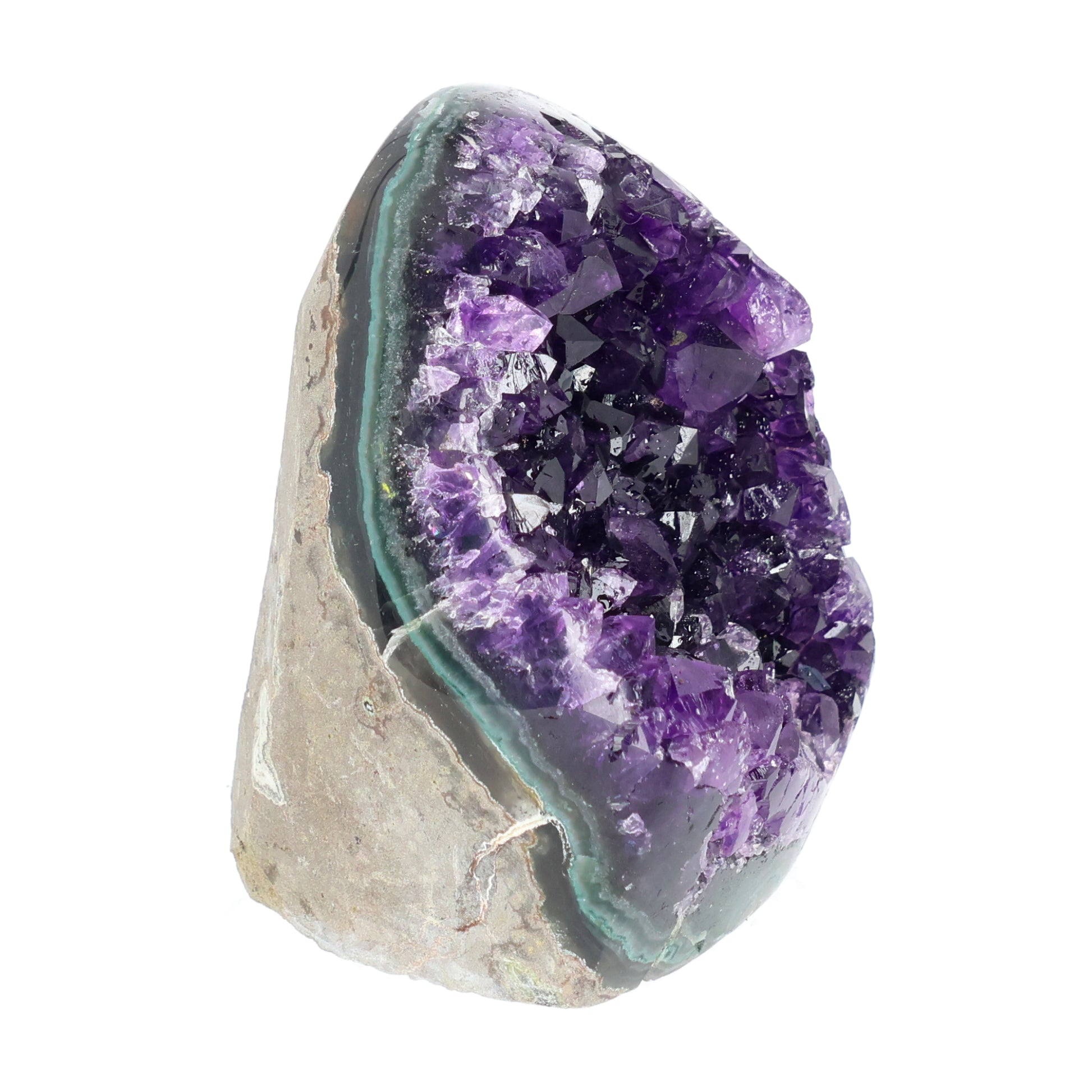 Mehrere hochwertige Amethyst Mini Cut Bases aus Uruguay mit dicht gewachsenen, tiefvioletten Kristallen auf einer Präsentationsfläche.