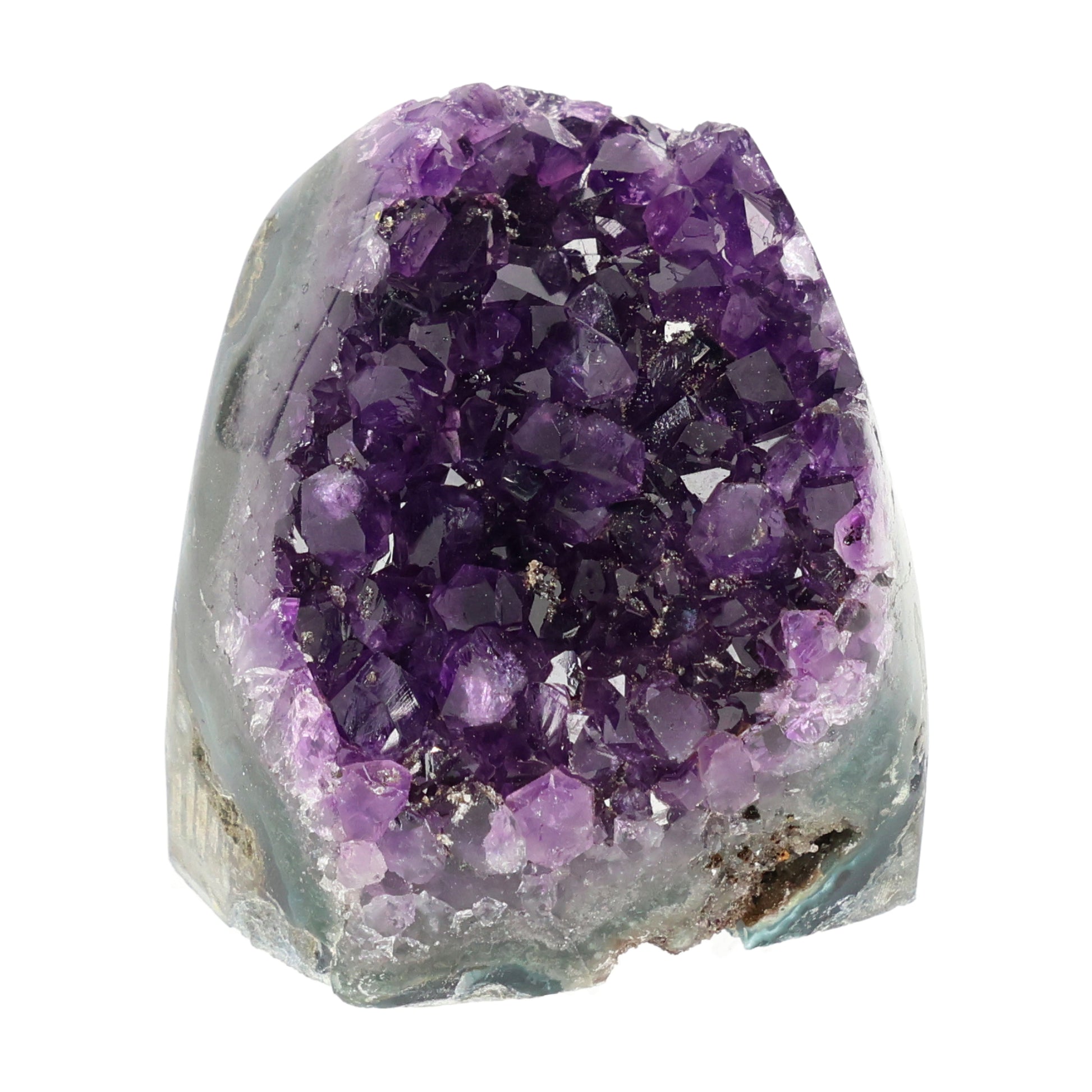 Mehrere hochwertige Amethyst Mini Cut Bases aus Uruguay mit dicht gewachsenen, tiefvioletten Kristallen auf einer Präsentationsfläche.