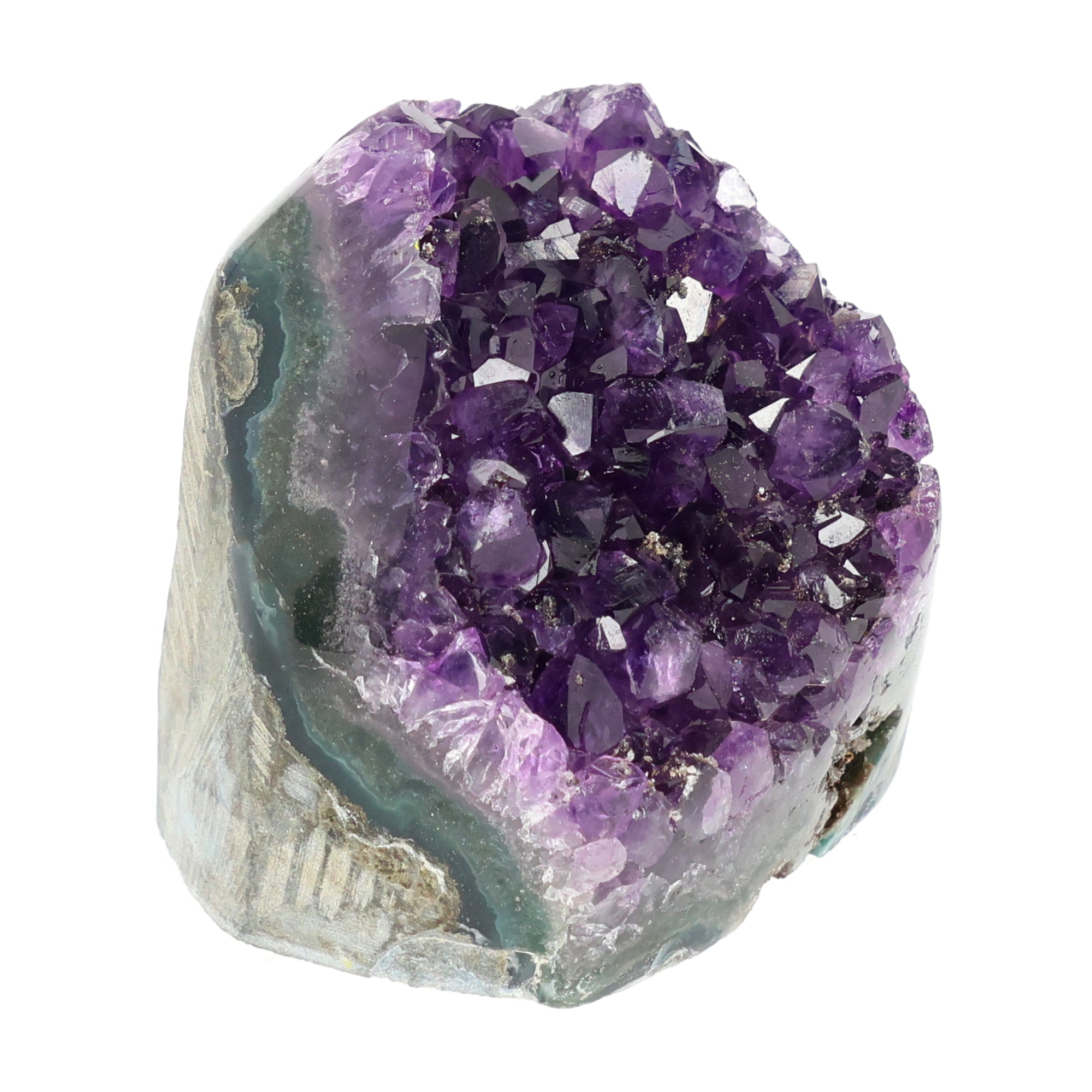 Mehrere hochwertige Amethyst Mini Cut Bases aus Uruguay mit dicht gewachsenen, tiefvioletten Kristallen auf einer Präsentationsfläche.