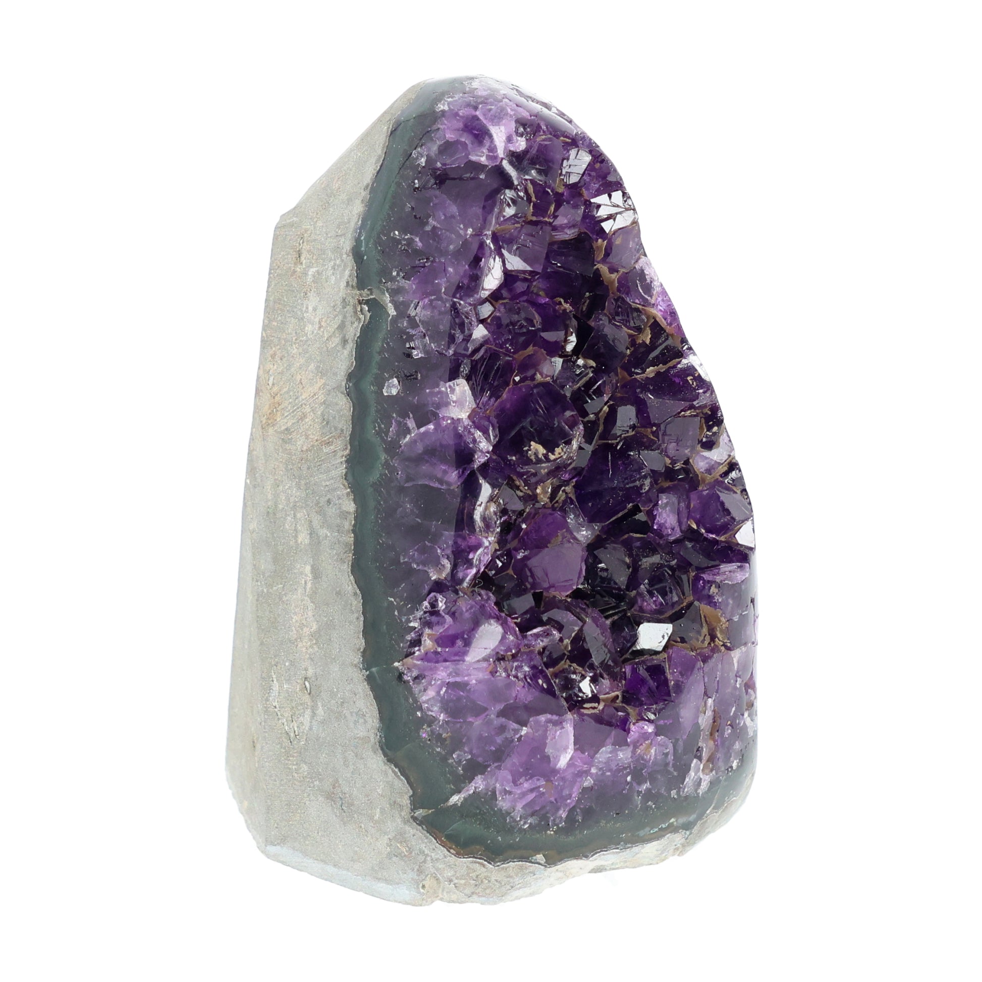 Mehrere hochwertige Amethyst Mini Cut Bases aus Uruguay mit dicht gewachsenen, tiefvioletten Kristallen auf einer Präsentationsfläche.
