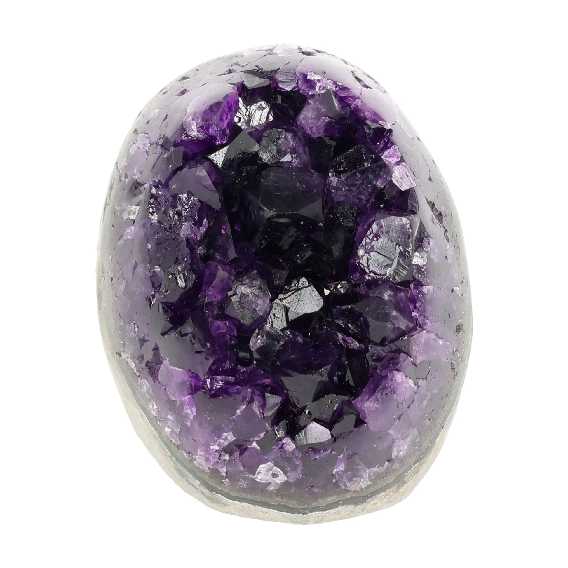 Mehrere hochwertige Amethyst Mini Cut Bases aus Uruguay mit dicht gewachsenen, tiefvioletten Kristallen auf einer Präsentationsfläche.