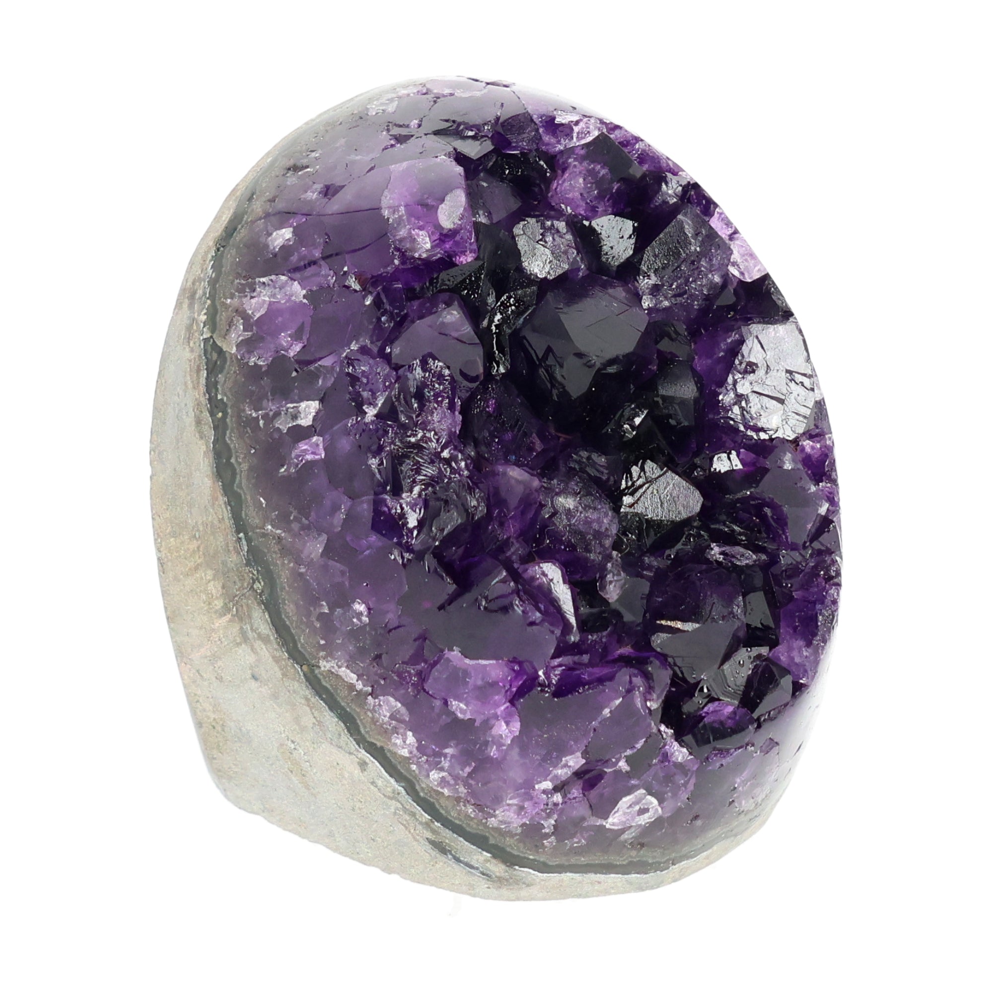 Mehrere hochwertige Amethyst Mini Cut Bases aus Uruguay mit dicht gewachsenen, tiefvioletten Kristallen auf einer Präsentationsfläche.