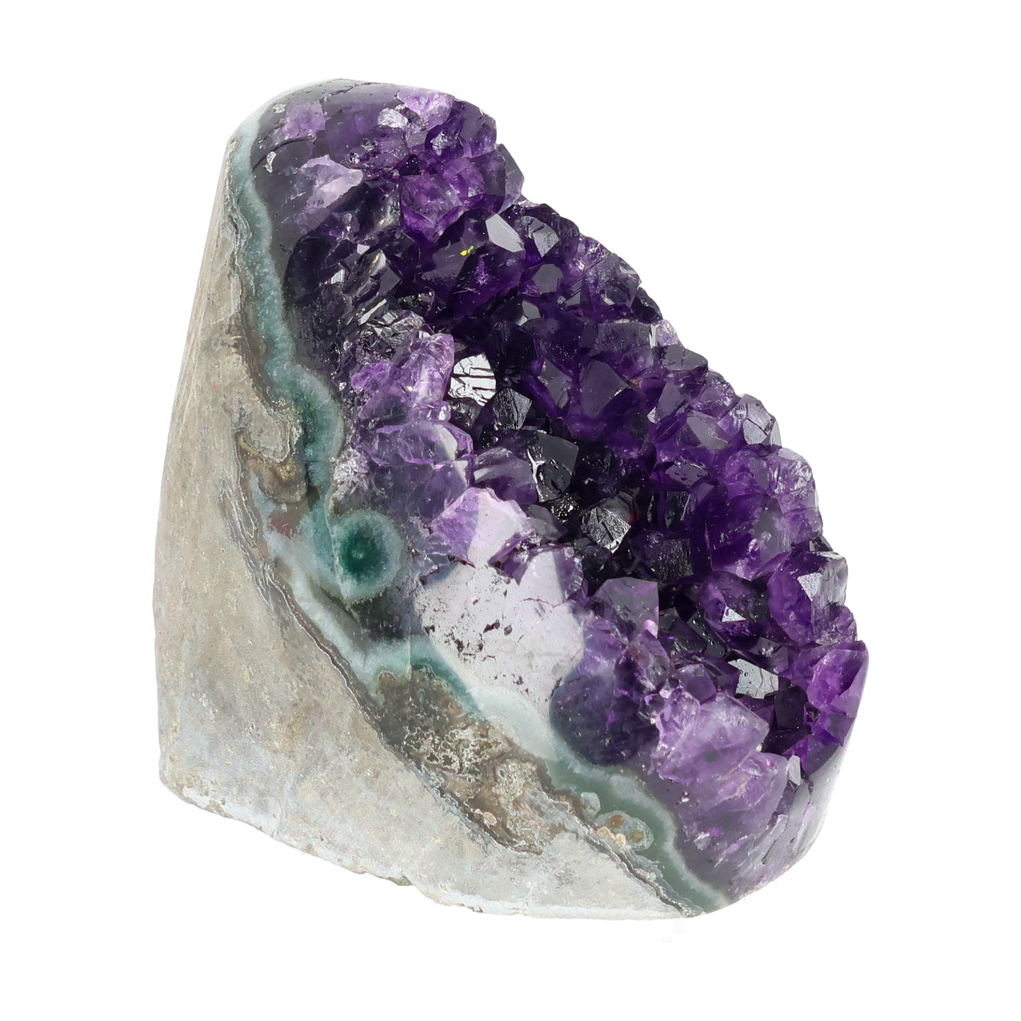 Mehrere hochwertige Amethyst Mini Cut Bases aus Uruguay mit dicht gewachsenen, tiefvioletten Kristallen auf einer Präsentationsfläche.