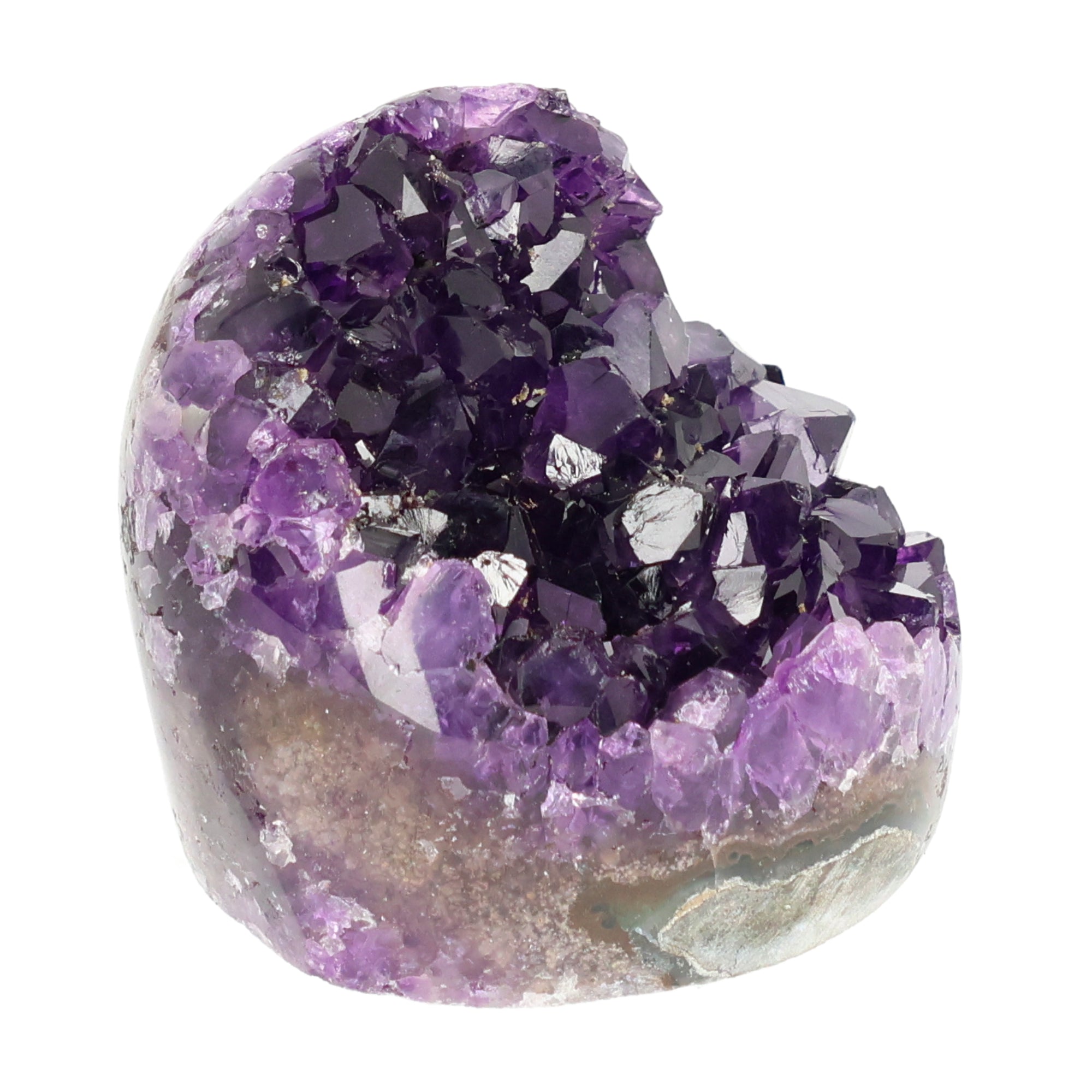 Mehrere hochwertige Amethyst Mini Cut Bases aus Uruguay mit dicht gewachsenen, tiefvioletten Kristallen auf einer Präsentationsfläche.