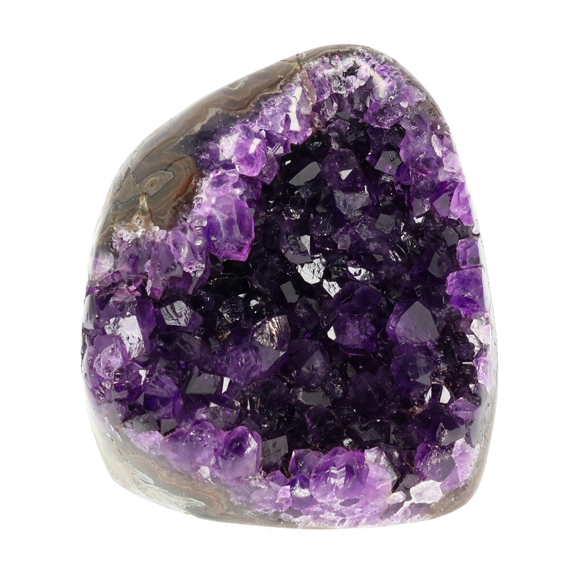 Mehrere hochwertige Amethyst Mini Cut Bases aus Uruguay mit dicht gewachsenen, tiefvioletten Kristallen auf einer Präsentationsfläche.