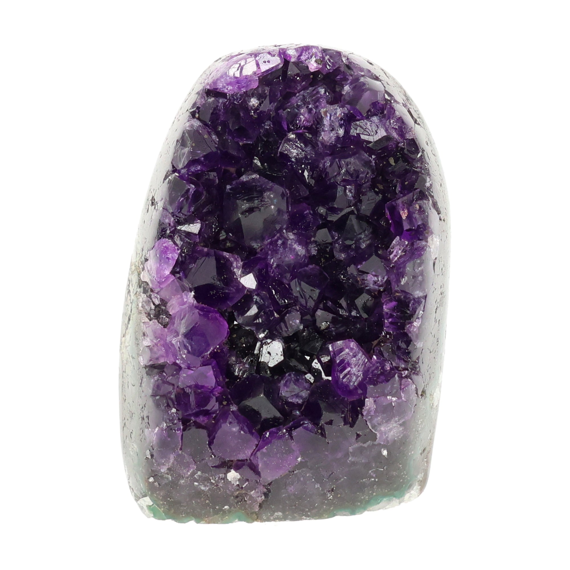 Mehrere hochwertige Amethyst Mini Cut Bases aus Uruguay mit dicht gewachsenen, tiefvioletten Kristallen auf einer Präsentationsfläche.