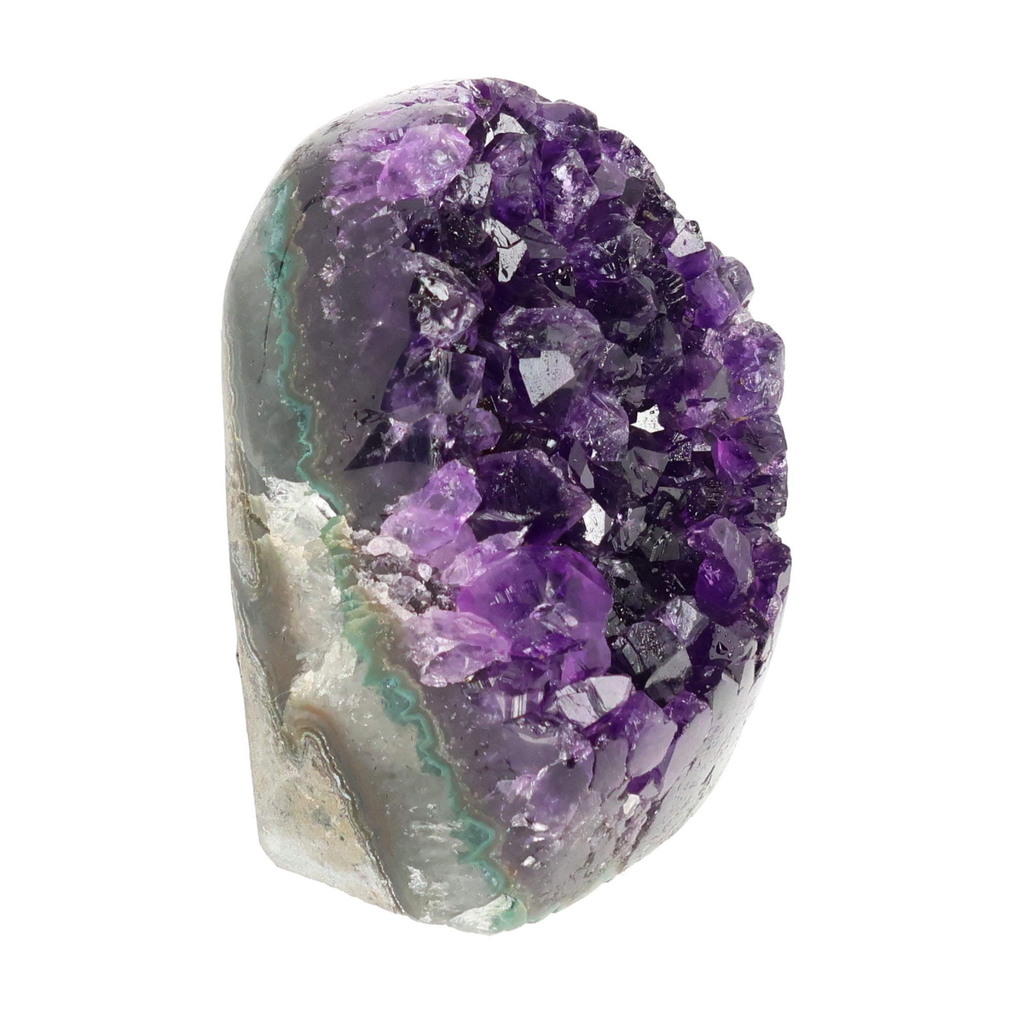 Mehrere hochwertige Amethyst Mini Cut Bases aus Uruguay mit dicht gewachsenen, tiefvioletten Kristallen auf einer Präsentationsfläche.