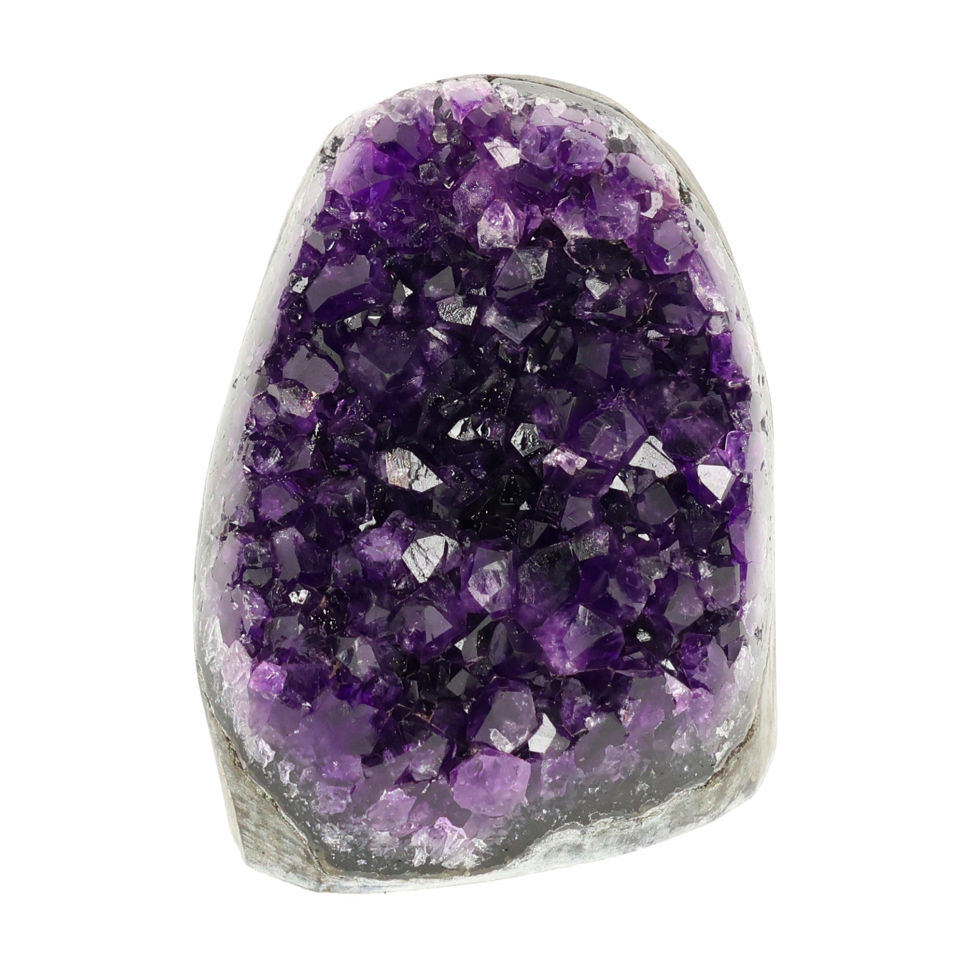 Mehrere hochwertige Amethyst Mini Cut Bases aus Uruguay mit dicht gewachsenen, tiefvioletten Kristallen auf einer Präsentationsfläche.