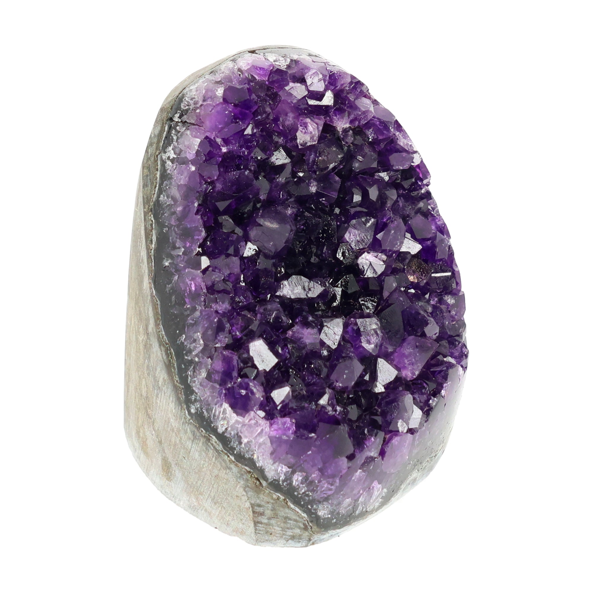 Mehrere hochwertige Amethyst Mini Cut Bases aus Uruguay mit dicht gewachsenen, tiefvioletten Kristallen auf einer Präsentationsfläche.