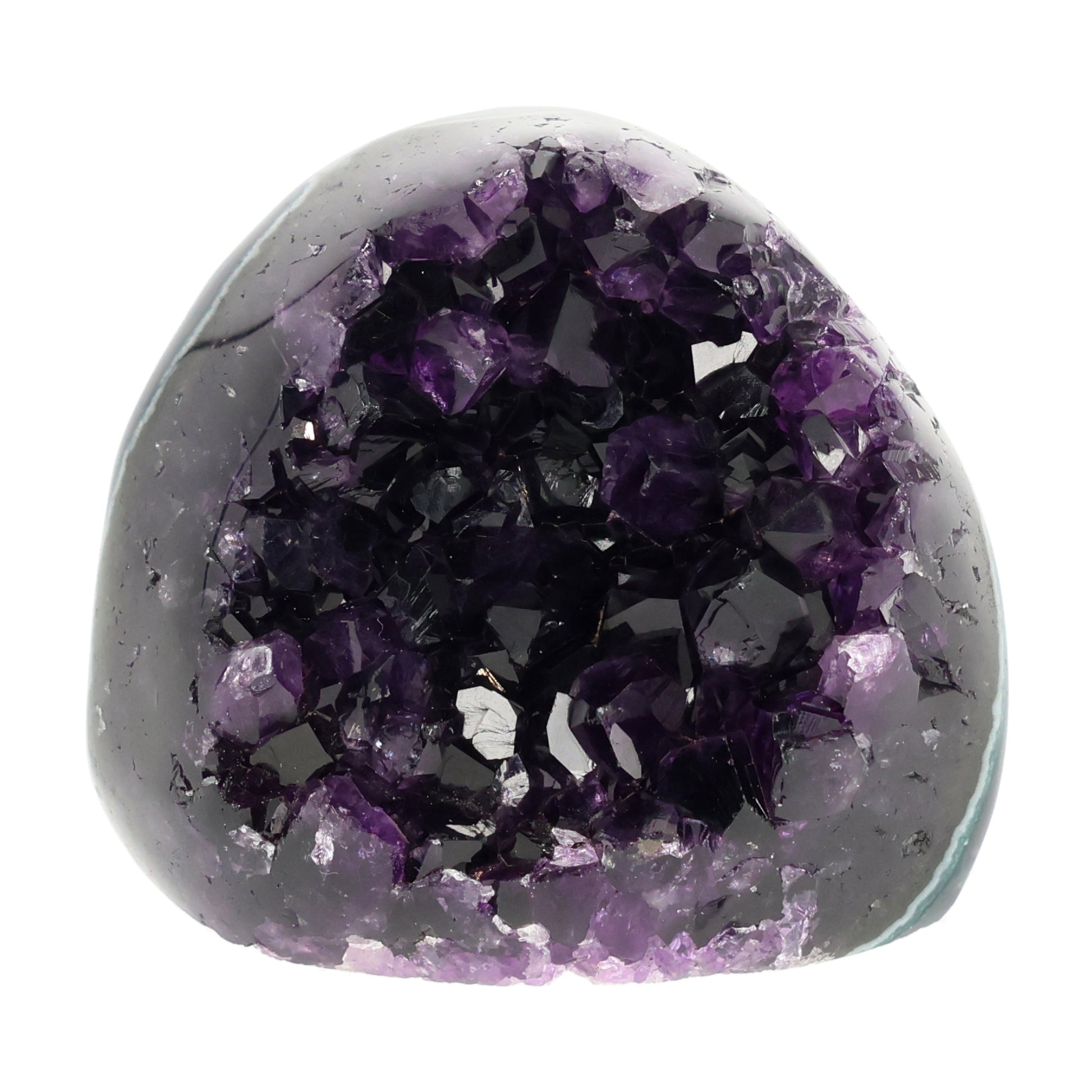 Mehrere hochwertige Amethyst Mini Cut Bases aus Uruguay mit dicht gewachsenen, tiefvioletten Kristallen auf einer Präsentationsfläche.