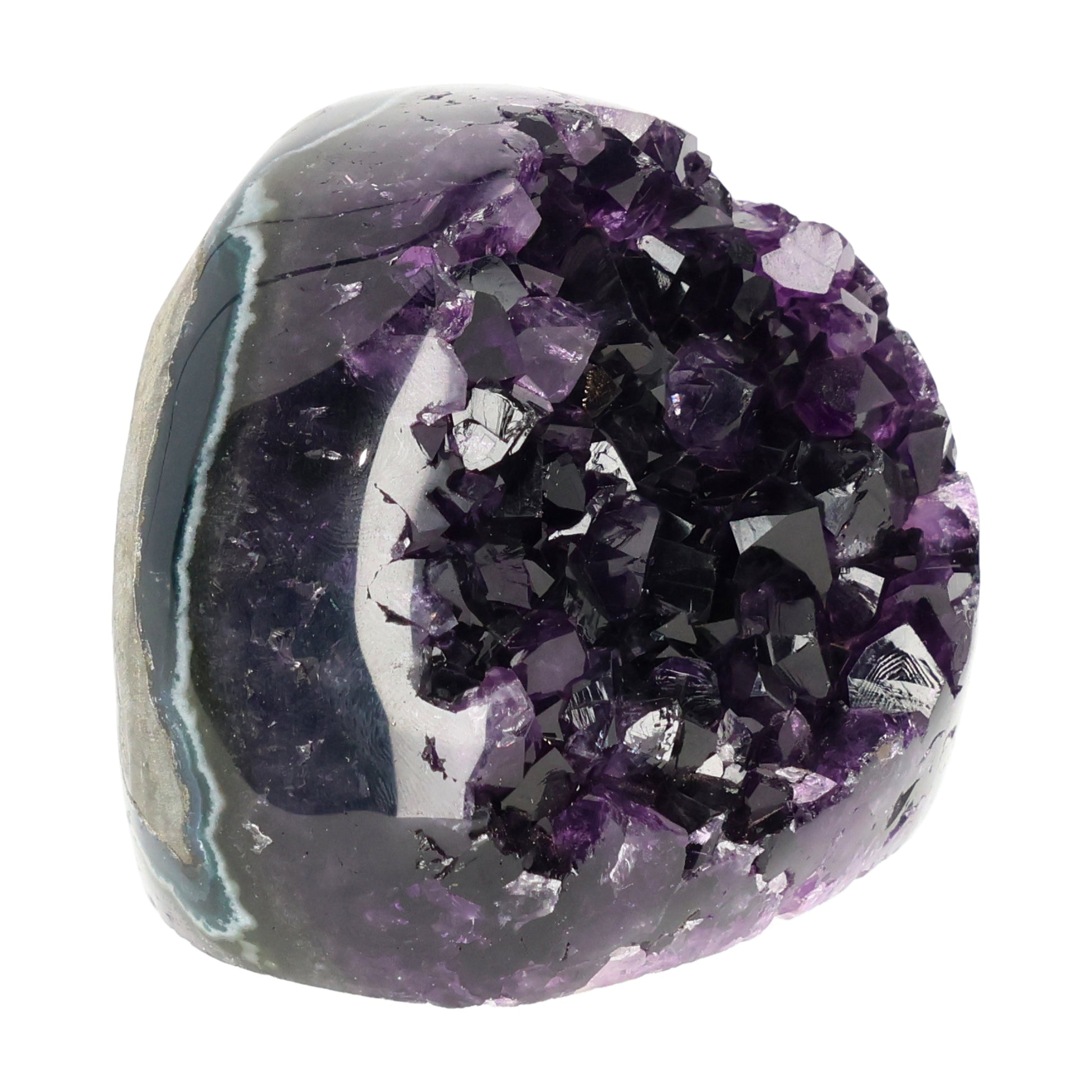 Mehrere hochwertige Amethyst Mini Cut Bases aus Uruguay mit dicht gewachsenen, tiefvioletten Kristallen auf einer Präsentationsfläche.