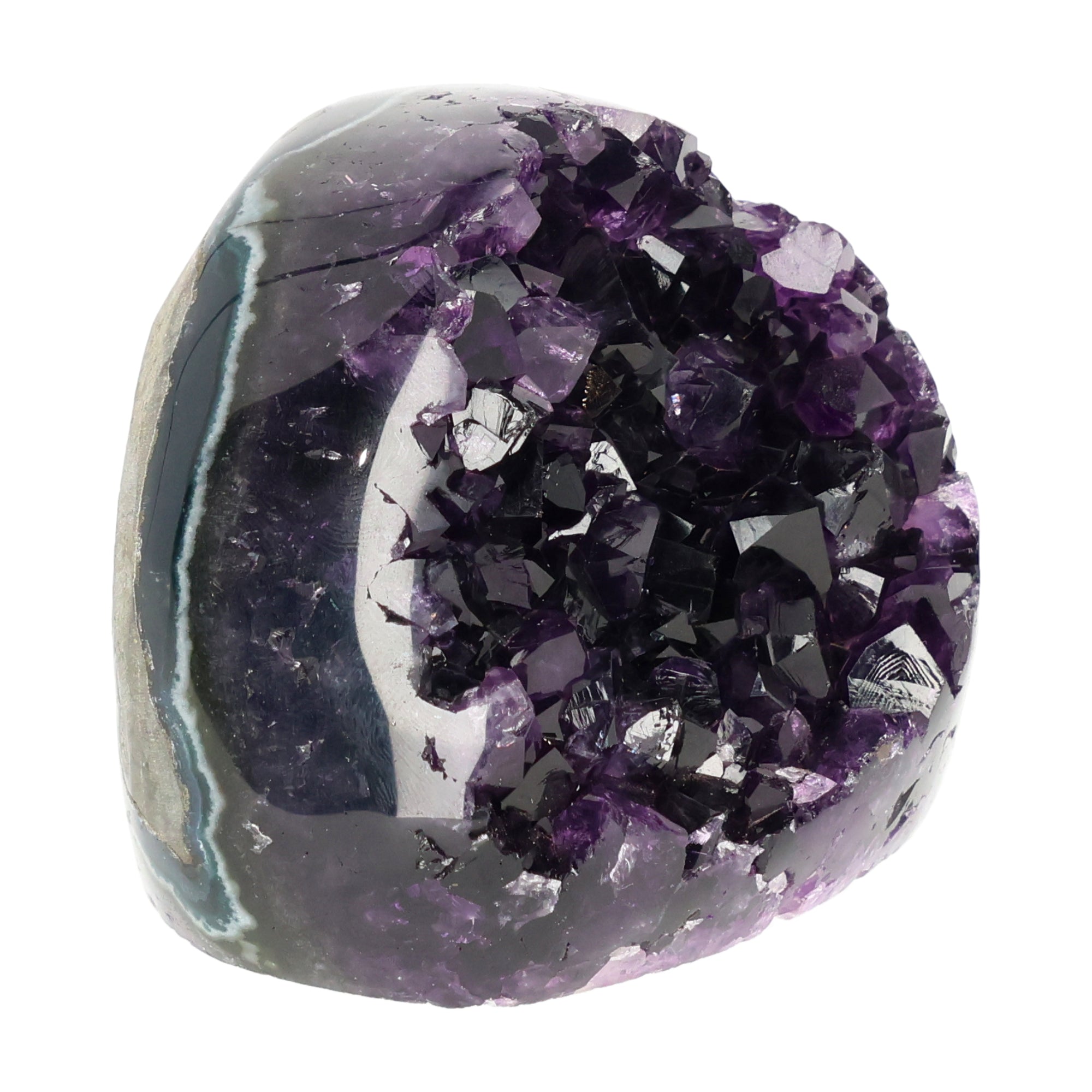 Mehrere hochwertige Amethyst Mini Cut Bases aus Uruguay mit dicht gewachsenen, tiefvioletten Kristallen auf einer Präsentationsfläche.
