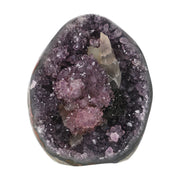Amethyst mit Calcit aus Uruguay, Amethystkristalle mit hellen Calcitformationen, natürlich gewachsenes Mineralunikat.