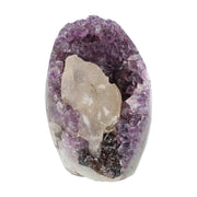 Amethyst mit Calcit aus Uruguay, Amethystkristalle mit hellen Calcitformationen, natürlich gewachsenes Mineralunikat.