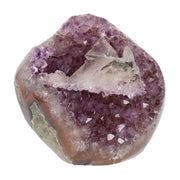 Amethyst mit Calcit aus Uruguay, Amethystkristalle mit hellen Calcitformationen, natürlich gewachsenes Mineralunikat.