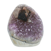 Amethyst mit Calcit aus Uruguay, Amethystkristalle mit hellen Calcitformationen, natürlich gewachsenes Mineralunikat.