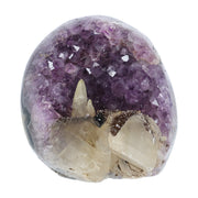 Amethyst mit Calcit aus Uruguay, Amethystkristalle mit hellen Calcitformationen, natürlich gewachsenes Mineralunikat.