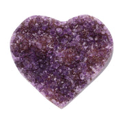 Kleines Amethyst Rainbow Herz mit natürlicher Druzy-Kristalloberfläche und Farbspiel aus Violett, Purpur und warmen Naturtönen.