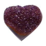 Kleines Amethyst Rainbow Herz mit natürlicher Druzy-Kristalloberfläche und Farbspiel aus Violett, Purpur und warmen Naturtönen.