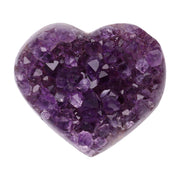 Kleines Amethyst Rainbow Herz mit natürlicher Druzy-Kristalloberfläche und Farbspiel aus Violett, Purpur und warmen Naturtönen.