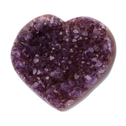 Kleines Amethyst Rainbow Herz mit natürlicher Druzy-Kristalloberfläche und Farbspiel aus Violett, Purpur und warmen Naturtönen.