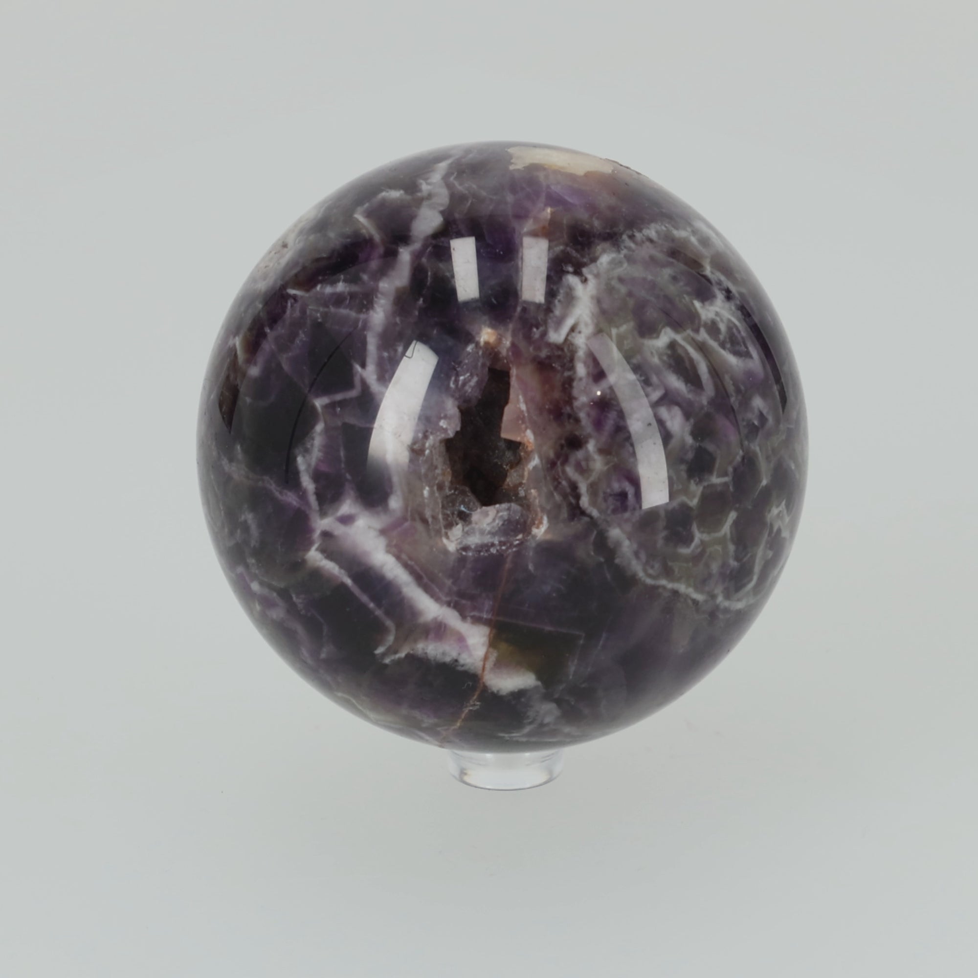 Video laden: Chevron Amethyst Kugel aus Brasilien – Ausdrucksstarke Bänderung in perfekter Kugelform | 748g Unikat (#618)