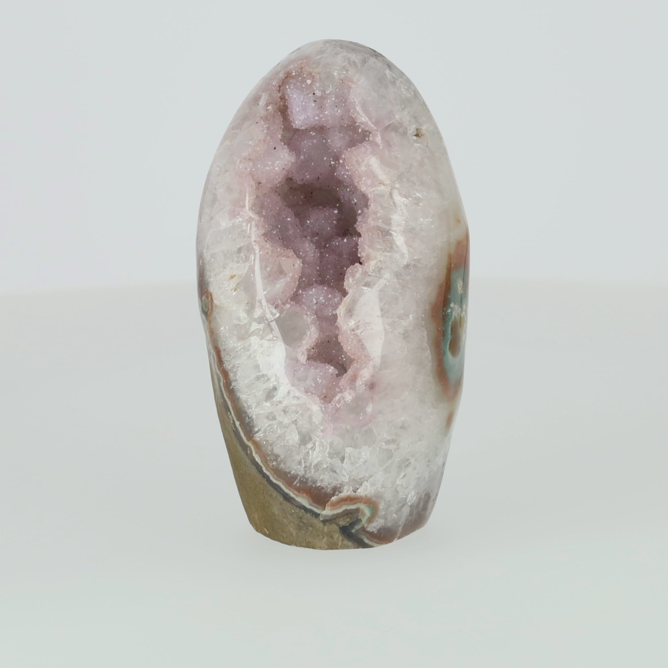 Video laden: Regenbogen Amethyst aus Uruguay mit violetten Kristallen und natürlicher Farbvariation, hochwertiges Amethyst Unikat