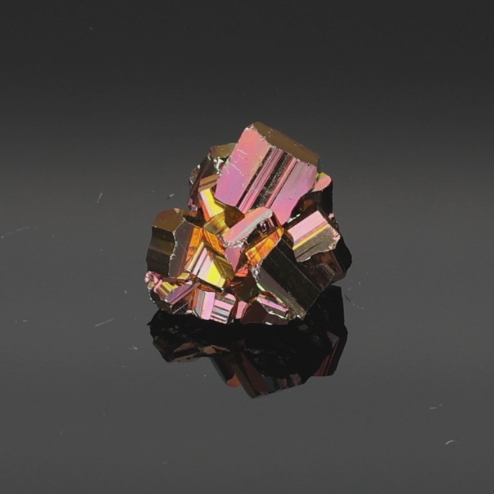 Load video: Electric Core – Rainbow Pyrit aus Borneo, Indonesien – 26,12 g – Mineralien-Unikat) (#1113)