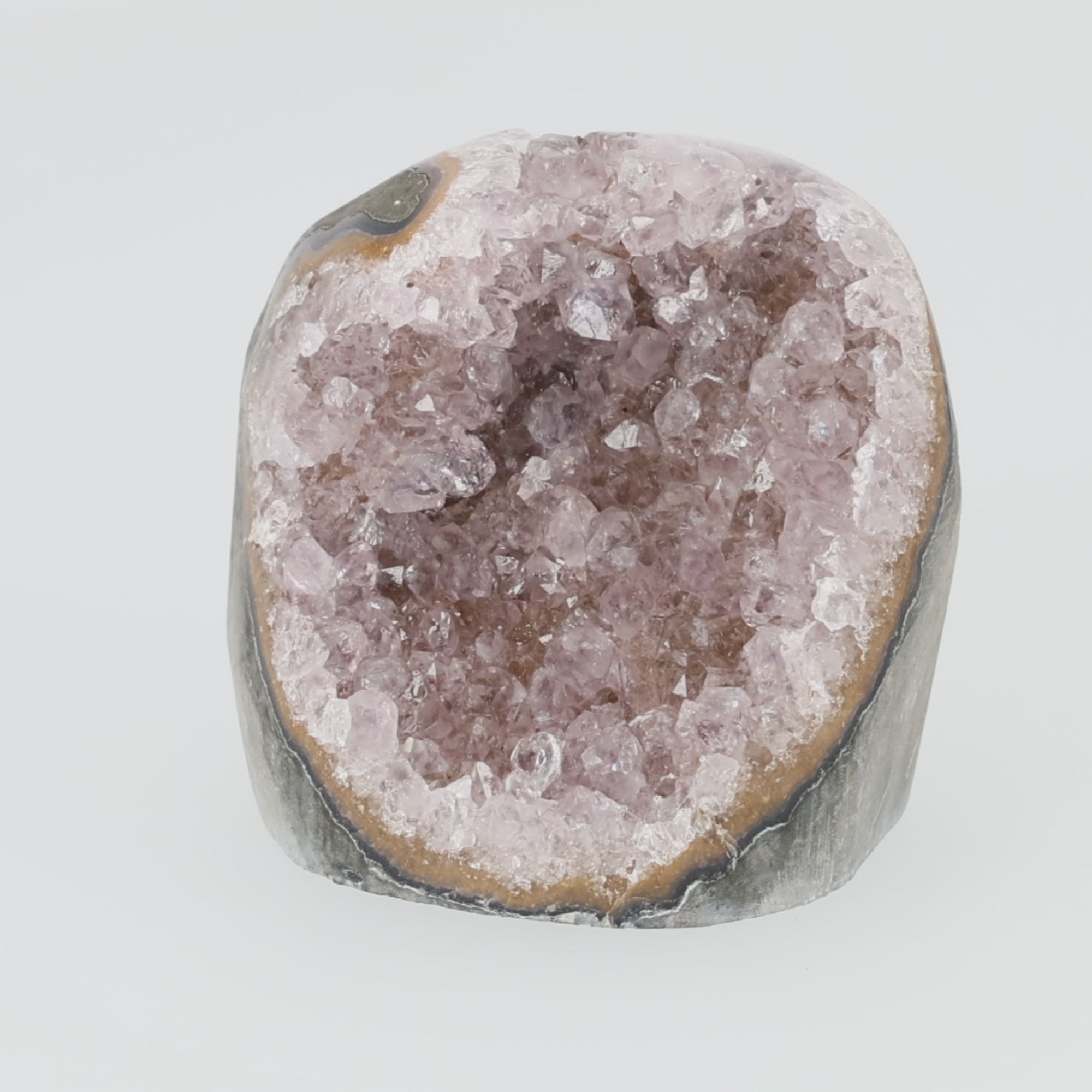 Load video: Amethyst Cut Base aus Uruguay – Zarte Violetttöne 894g (#554)