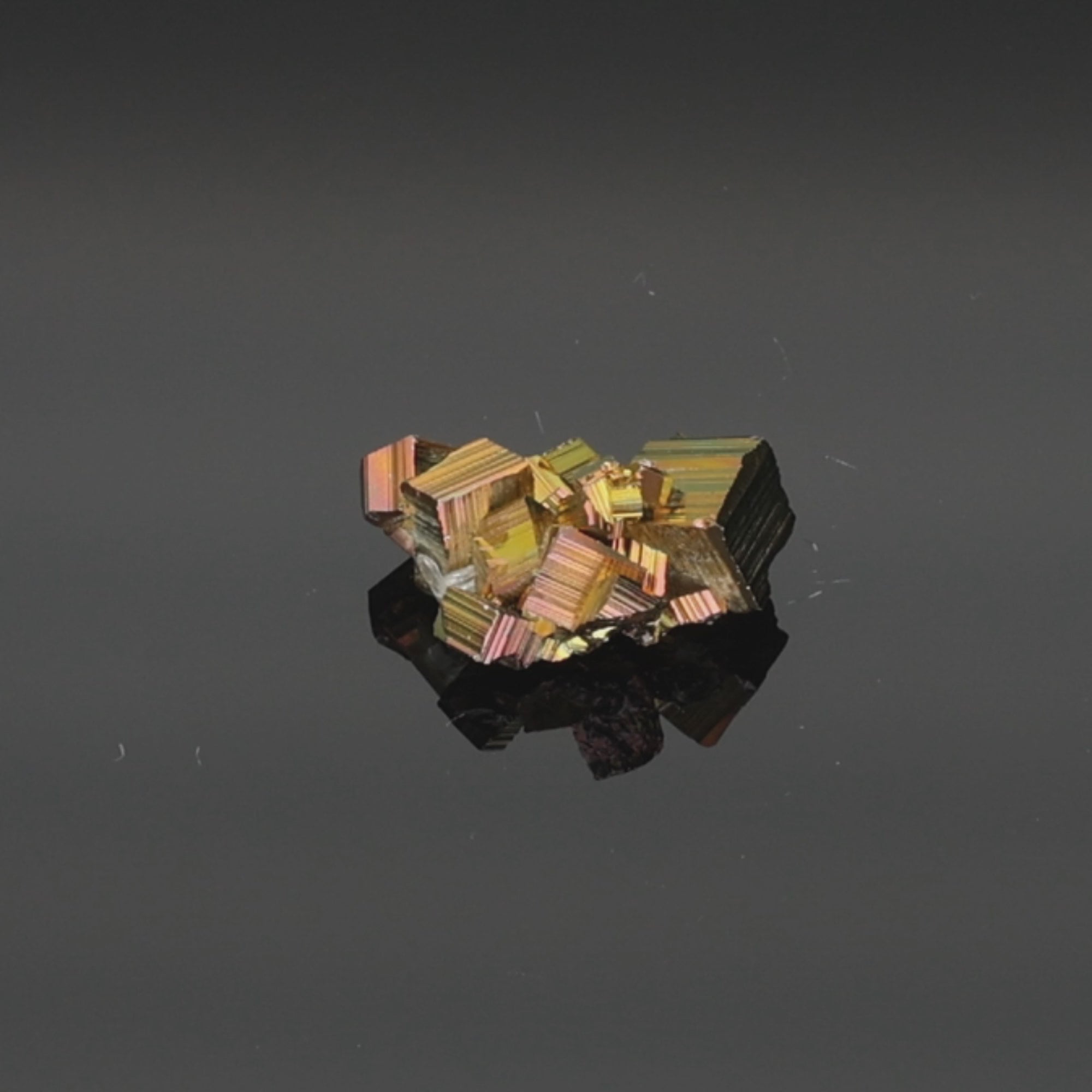 Load video: Cosmic Orbit – Rainbow Pyrit aus Borneo, Indonesien – 20,8 g – Mineralien-Unikat (#1104)