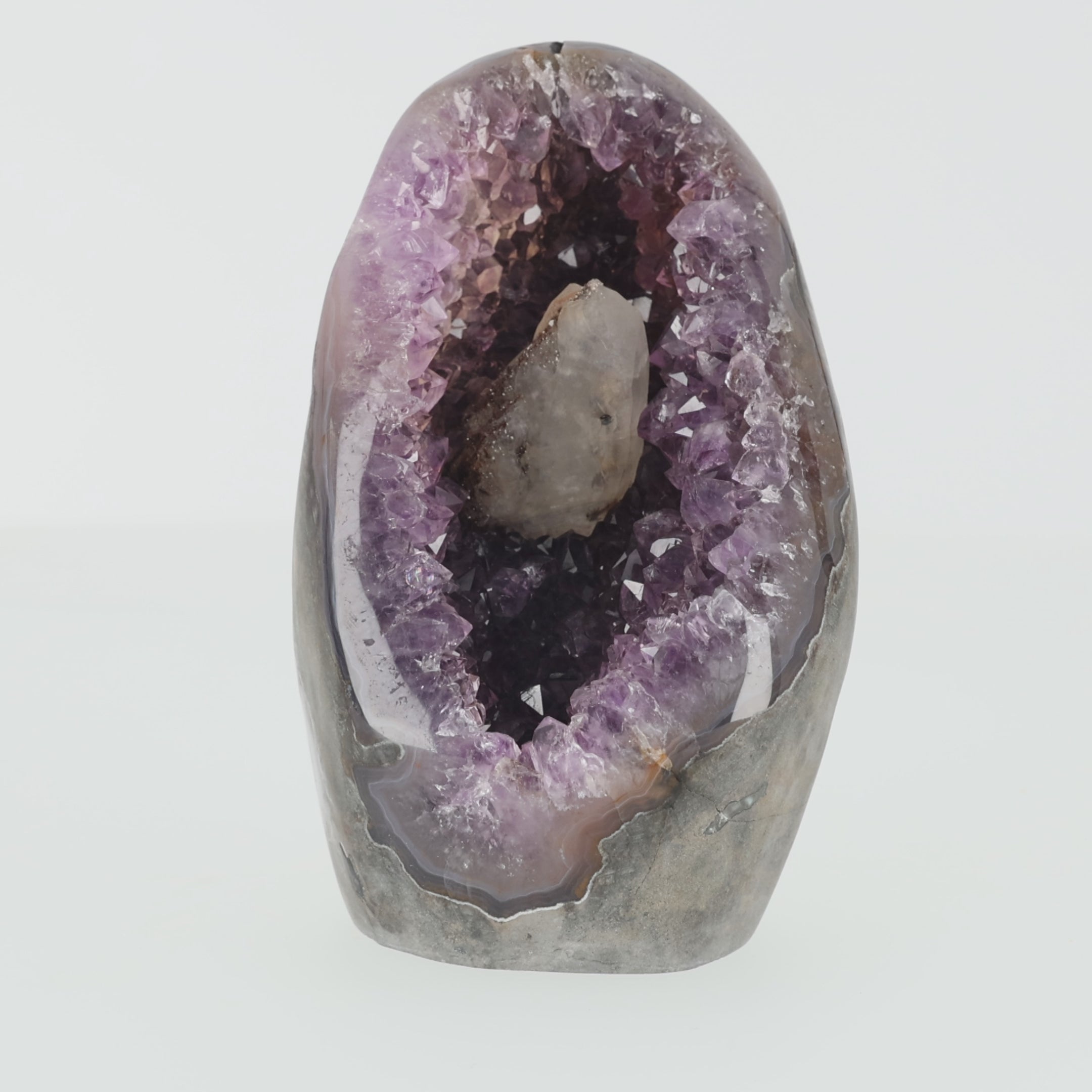 Video laden: Amethyst-Druse „Seelenlicht“ – Amethyst-Geode mit natürlichem Calcit-Kristall (#420)