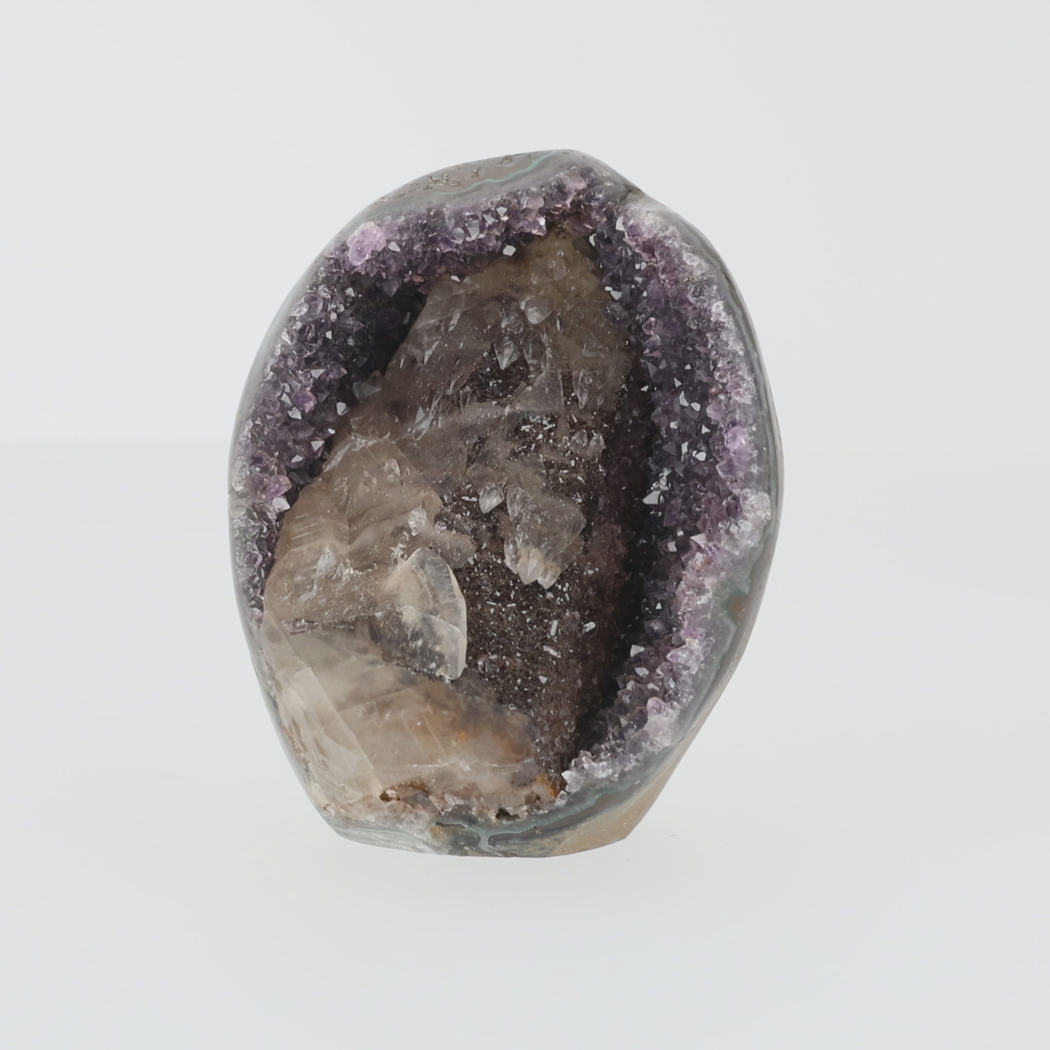 Load video: Amethyst-Druse „Frostquell“ – Amethyst Geode mit Calcit-Kristallen und dunkler Kristallkammer (#434)