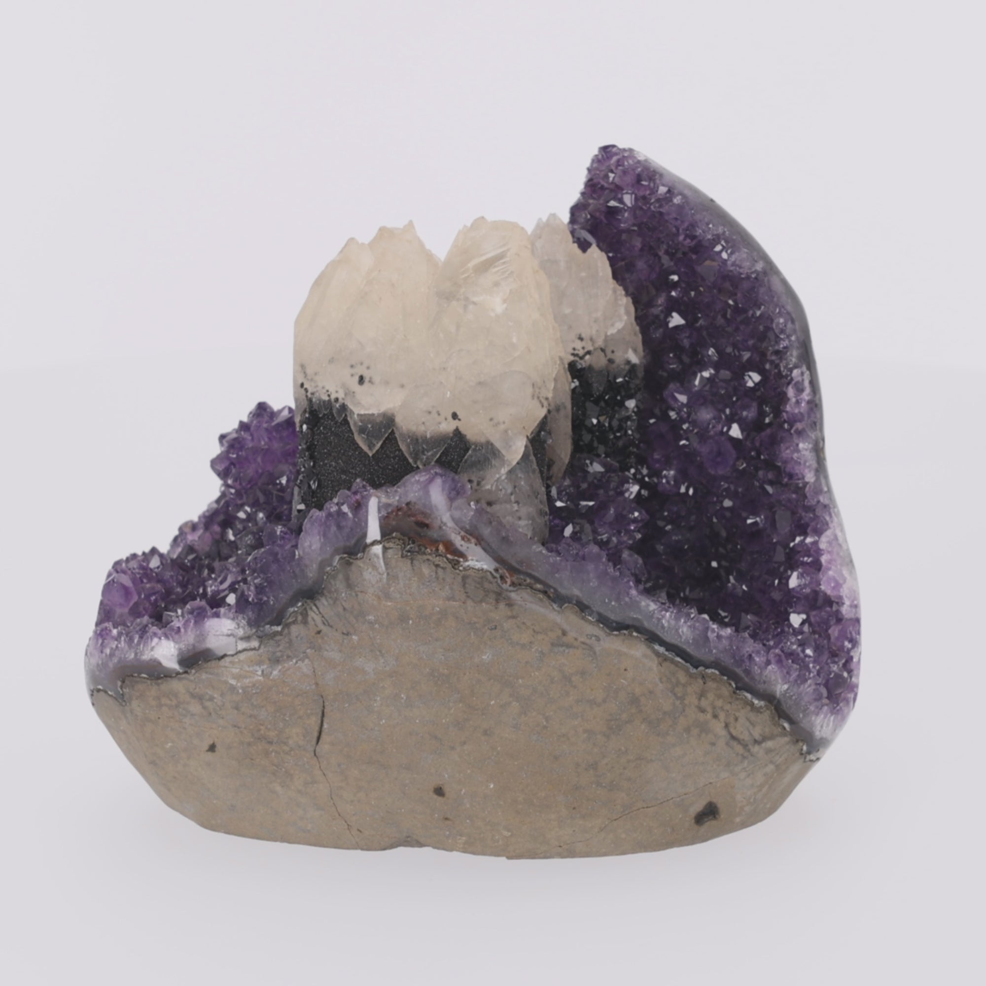 Video laden: Golden Crest ✦ Amethyst mit Calcit, Turmalin &amp; Drusy aus Uruguay | 3.243 g (#791)