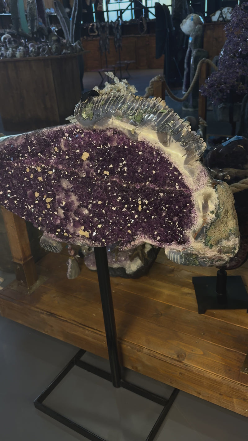 Amethyst-Druse in Fischform mit intensiver violetter Kristallstruktur auf Metallständer