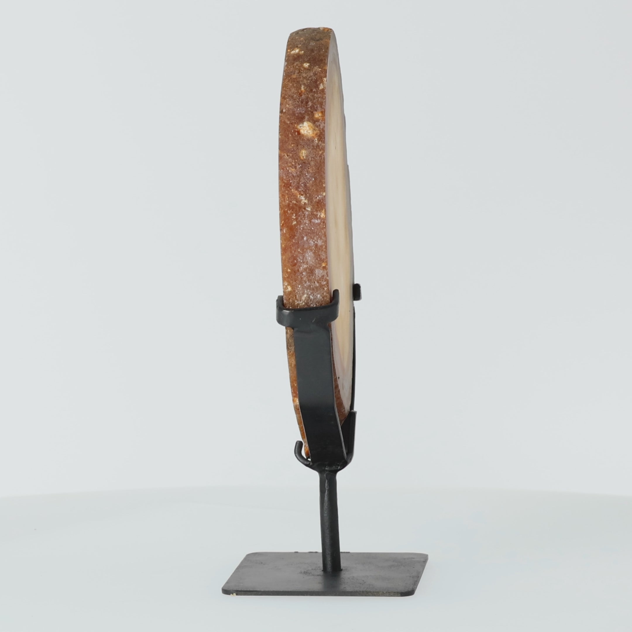 Load video: Achat-Scheibe „Sonnenhalo“ – mit faszinierender Bänderung und Kristallstruktur  (#414)