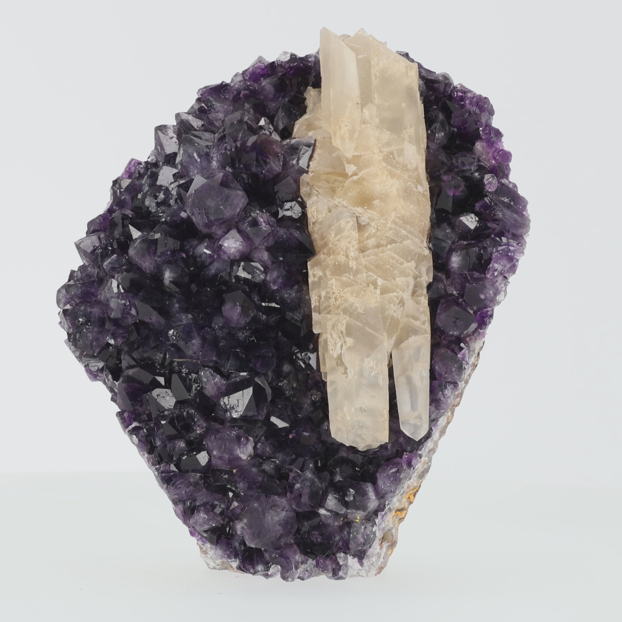 Video laden: Amethyst-Druse „Kaiserkrone“ – Exklusive Amethyst-Druse mit imposantem Calcit-Kristall (#421)